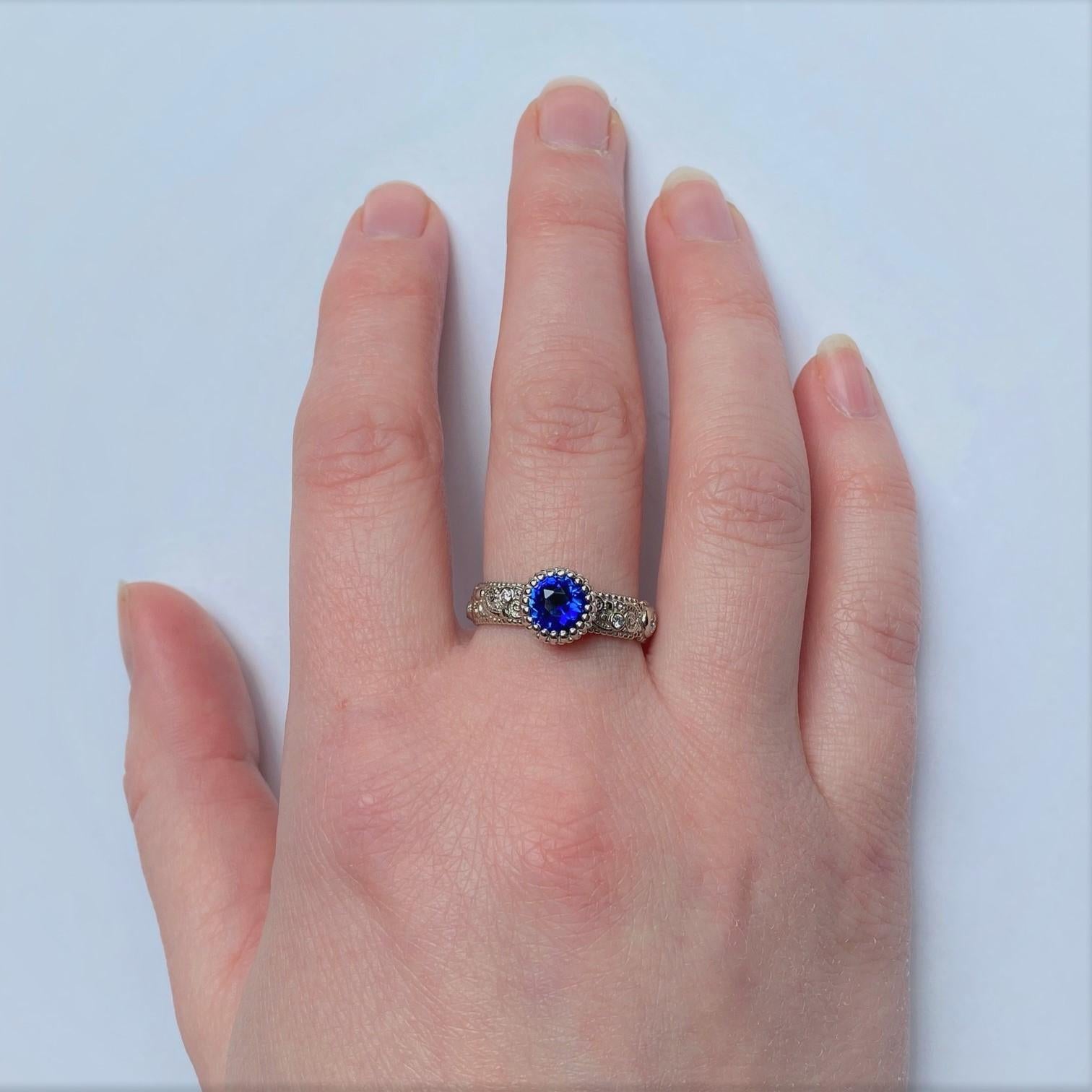 18 Karat Gold 1.09 Carat Blue Sapphire Swirl Pattern Ring with White Diamonds In New Condition In Greenville, SC
