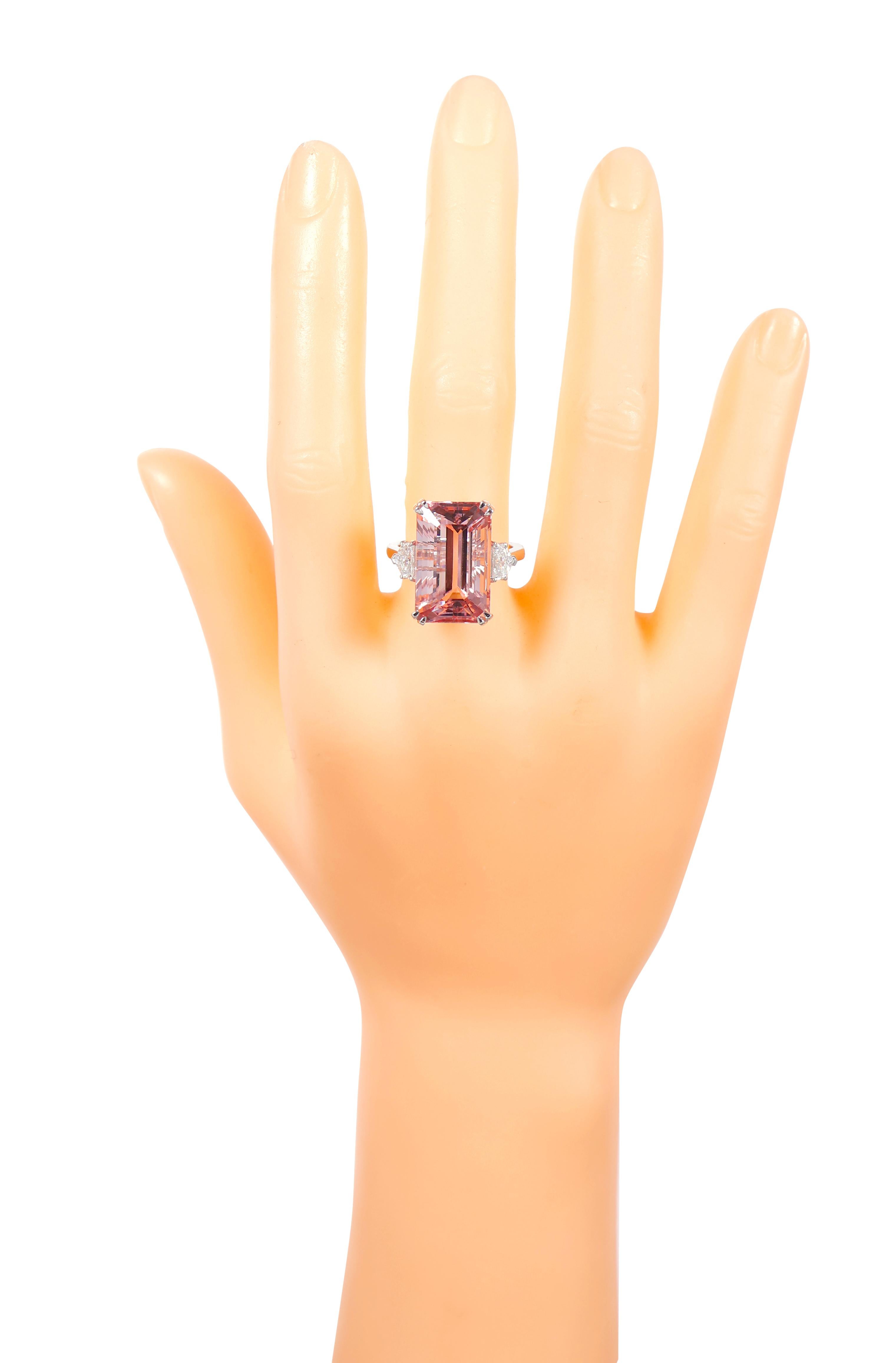Taille émeraude Bague cocktail solitaire en or 18 carats avec Morganite rose 11,41 carats et diamants en vente