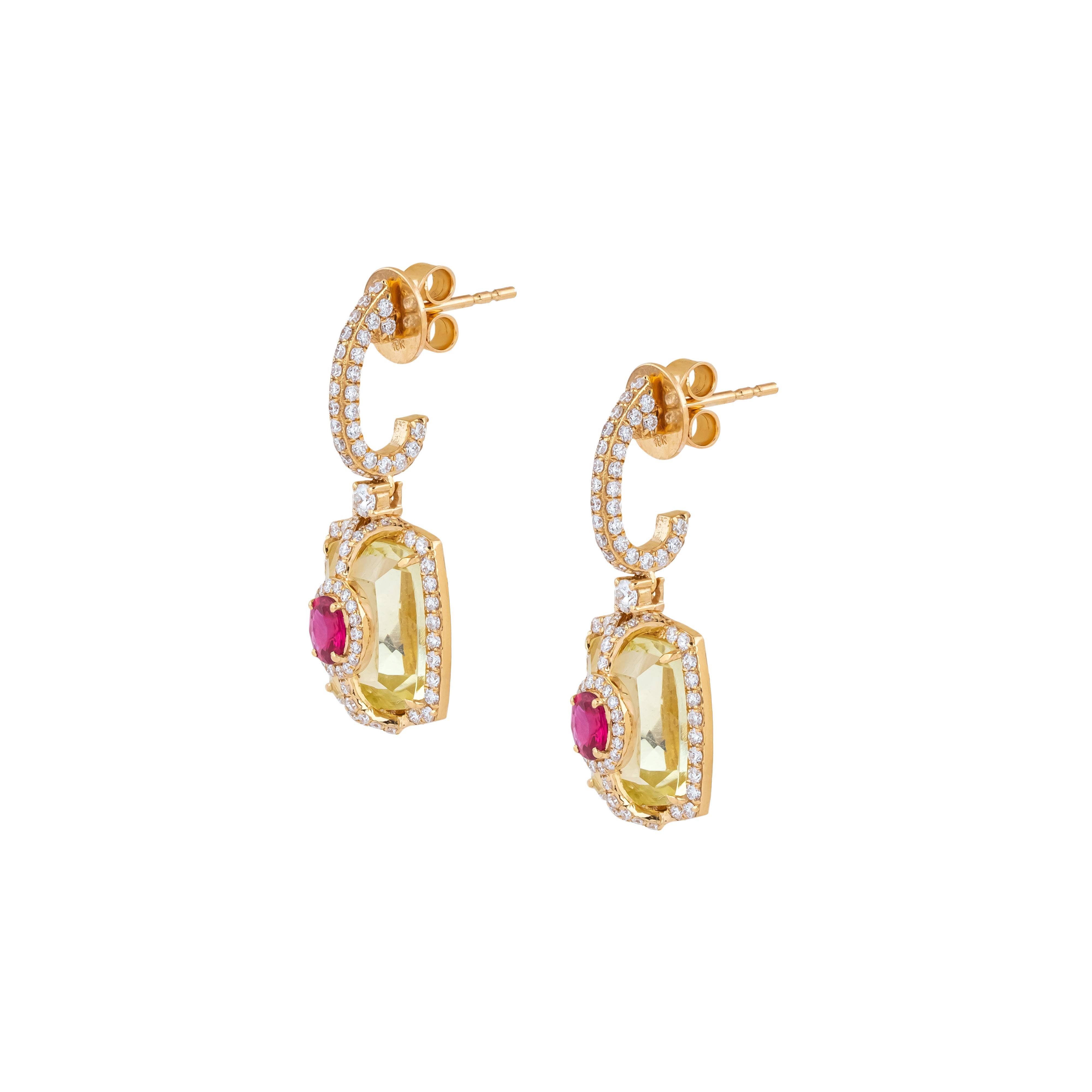 Prova un'eleganza senza pari con gli orecchini pendenti in oro 18 carati da 11,5 carati con diamanti, topazio limone e rubino. Ogni coppia è realizzata e curata meticolosamente per unire lusso e raffinatezza, rendendoli un'aggiunta unica a qualsiasi