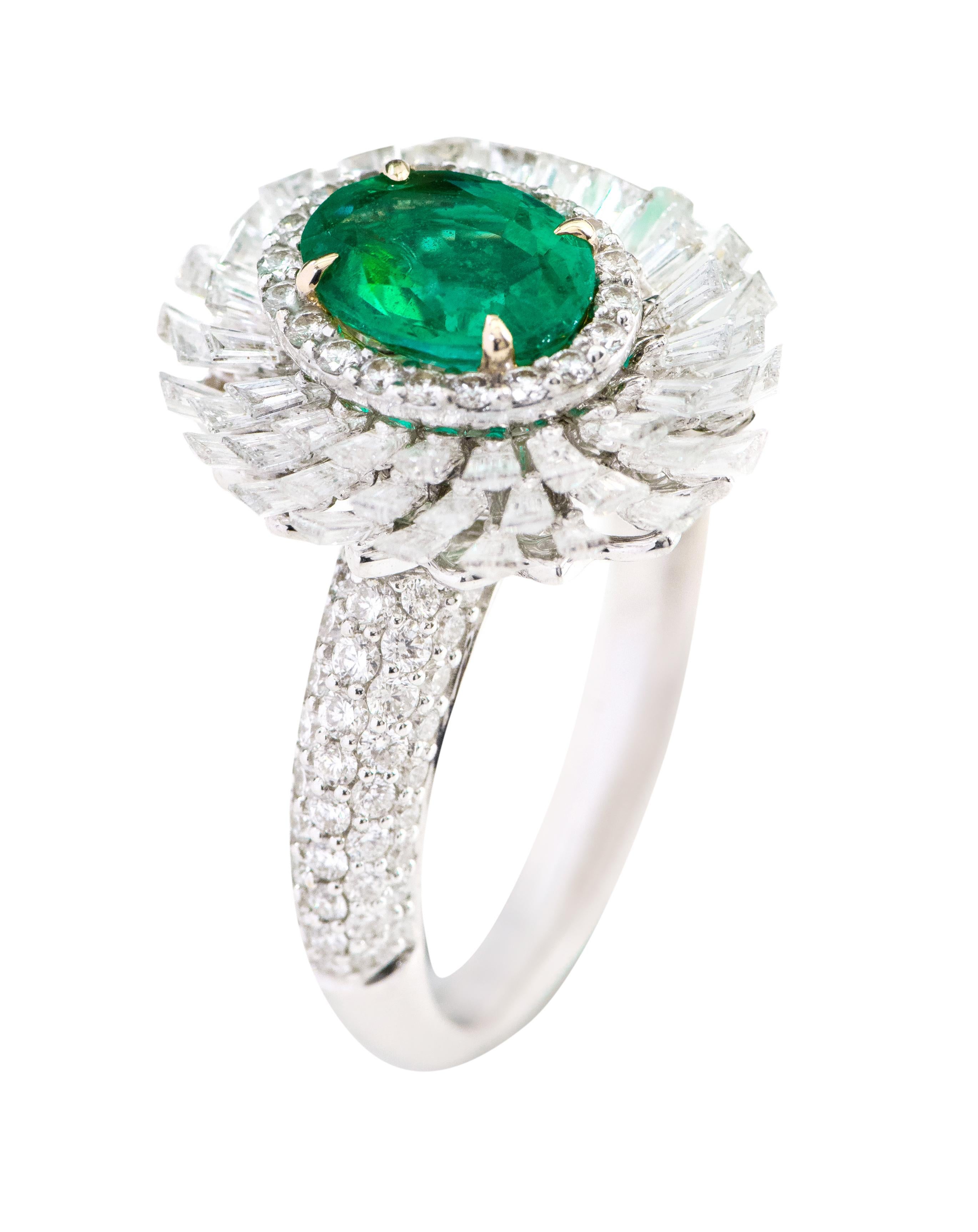 Contemporary 18 Karat Gold 1.15 Carat Natural Emerald and Diamond Cluster Statement Ring For Sale
