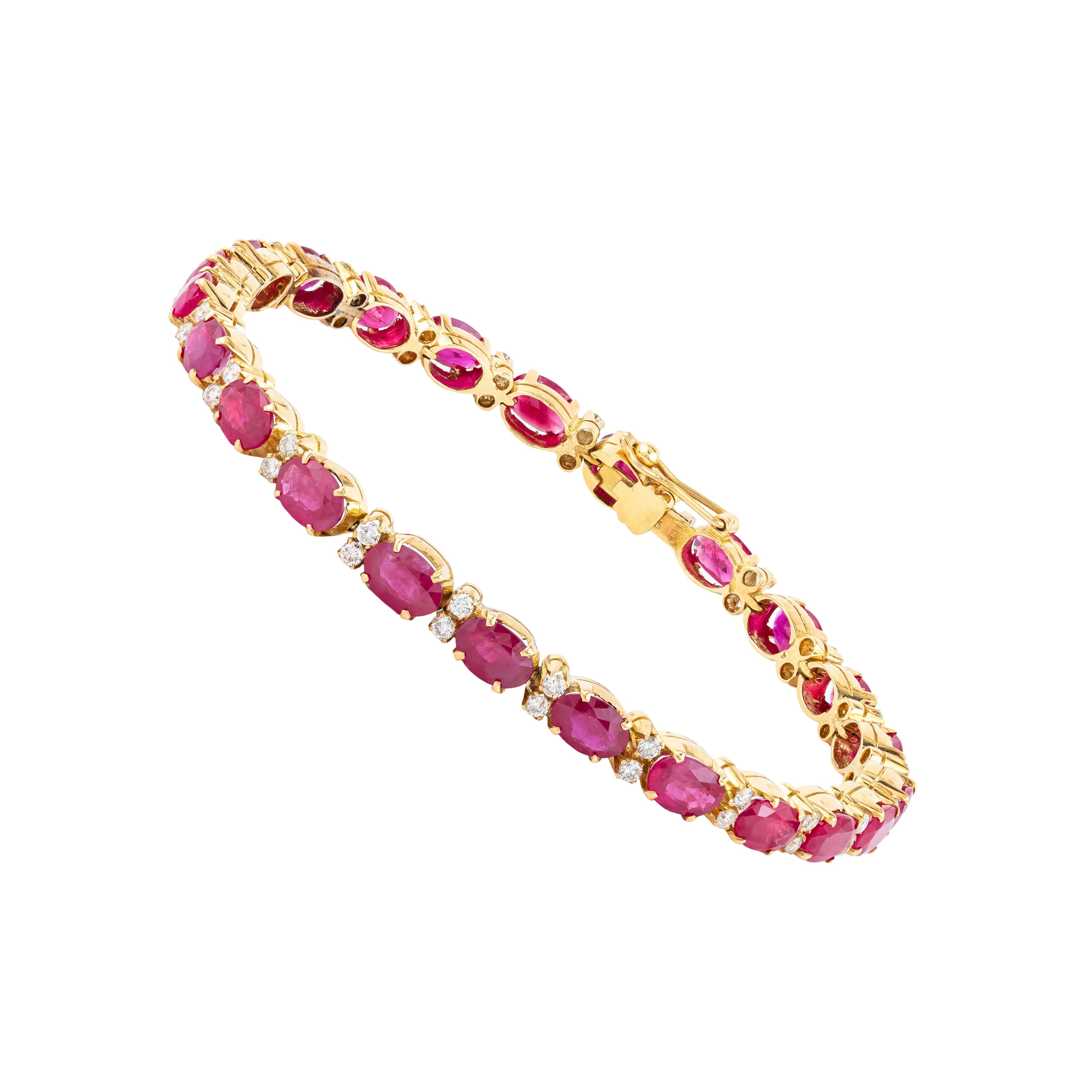 Dieses Tennisarmband aus 18 Karat Gold verkörpert zeitlose Eleganz und ist mit 11,6 Karat strahlenden Rubinen und funkelnden Diamanten besetzt. Die Kombination dieser exquisiten Edelsteine ergibt eine harmonische Farbsymphonie, die sorgfältig