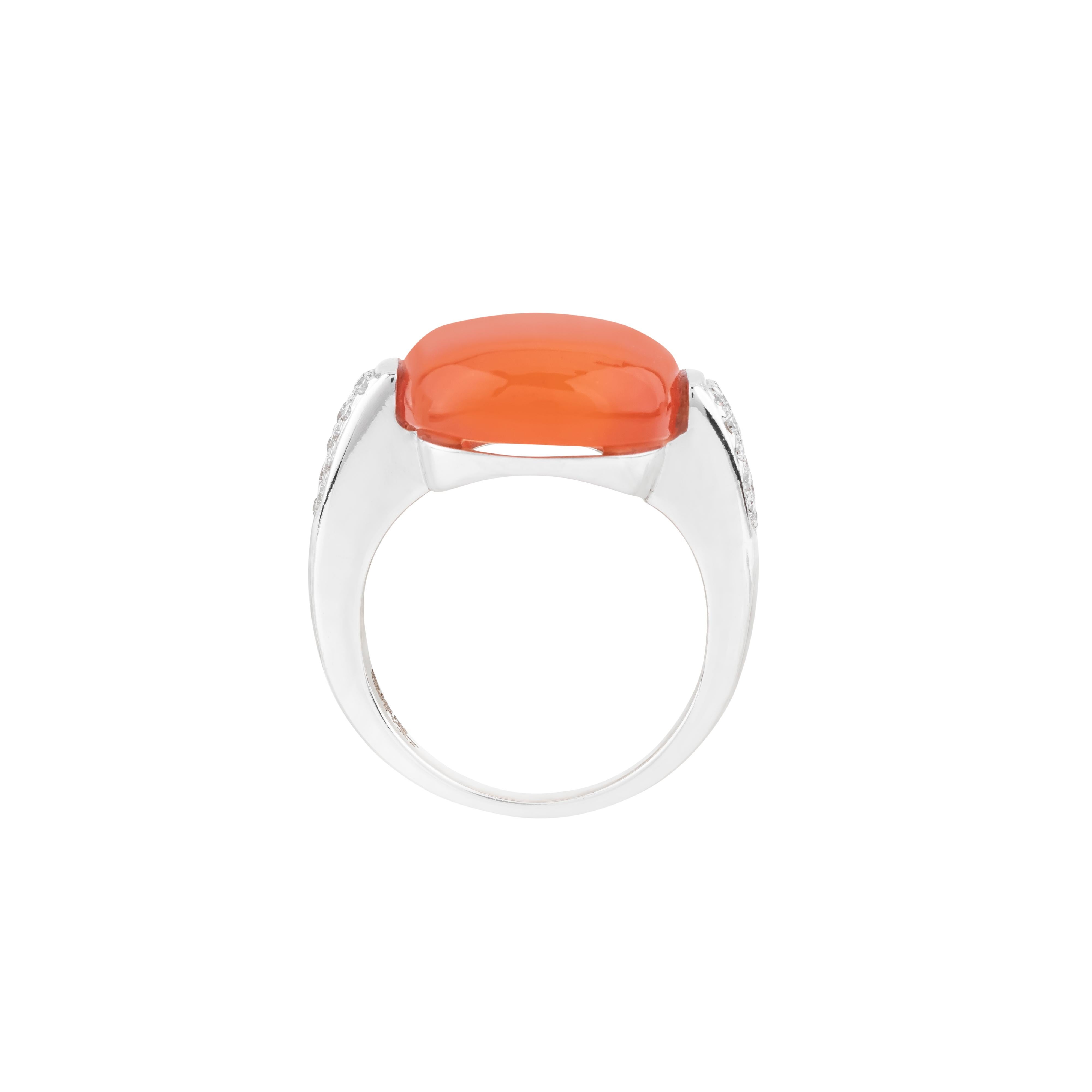 Anillo solitario de oro de 18 quilates con diamantes y calcedonia de 11,8 quilates Corte brillante en venta