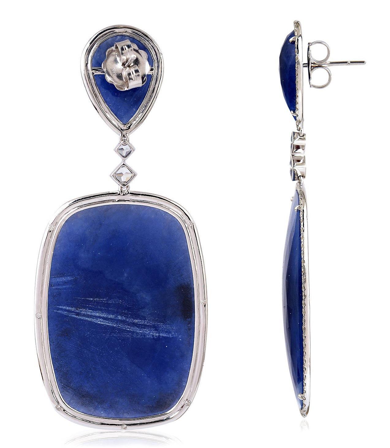 Questi splendidi orecchini sono incastonati con 118,76 carati di zaffiro blu e 2,82 carati di diamanti scintillanti.   

SEGUI  Visita la vetrina di Meghna Jewels per vedere l'ultima collezione e i pezzi esclusivi.  Meghna Jewels è orgogliosamente