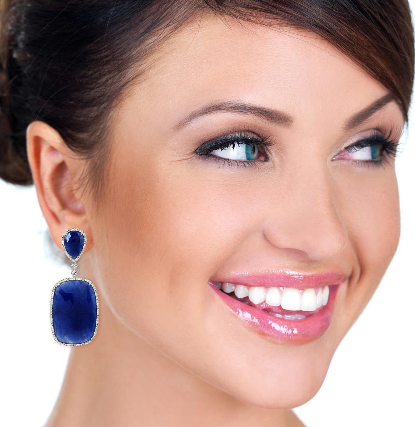 Moderno MEGHNA JEWELS Orecchini in oro 14 carati con diamanti e zaffiri blu da 118,76 carati in vendita