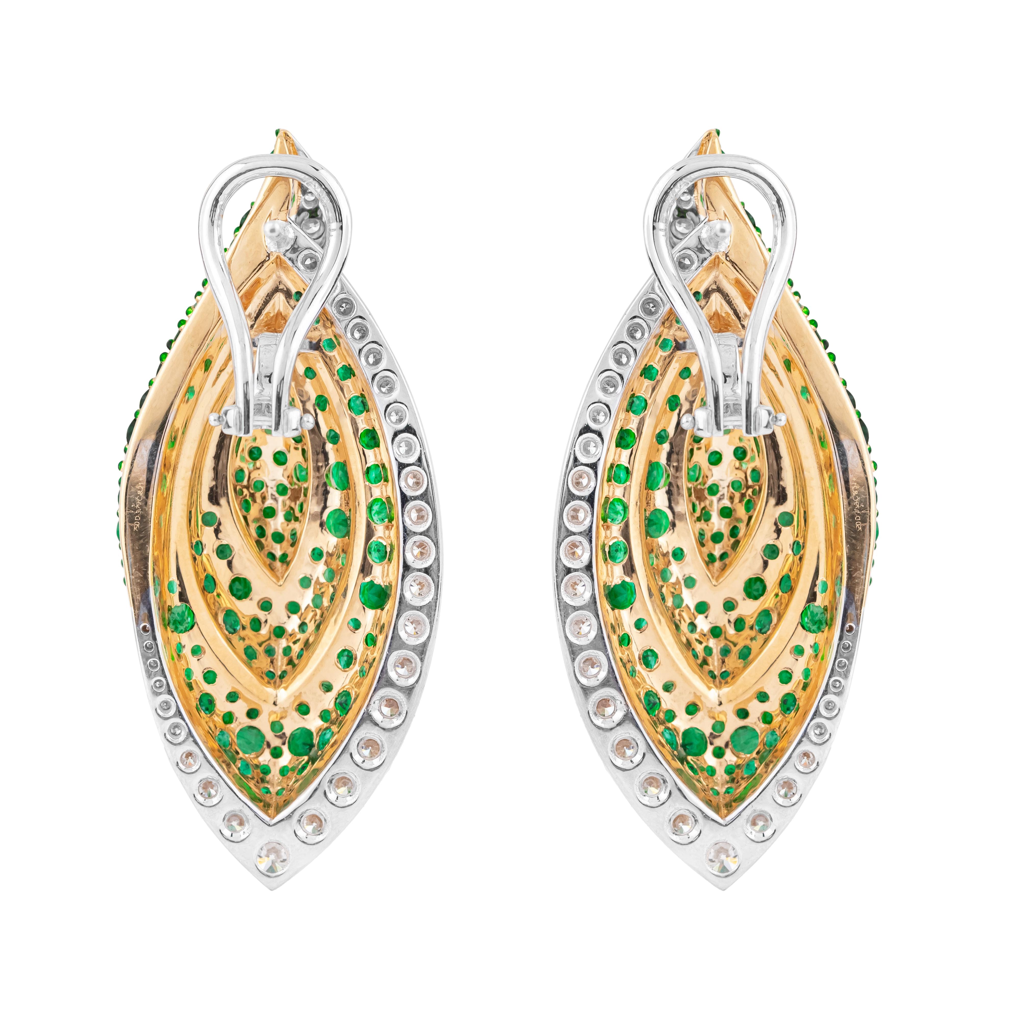 18 Karat Gold 12 Carat Emerald & Diamond Leaf Earrings in Modern Style In New Condition For Sale In Jaipur, IN