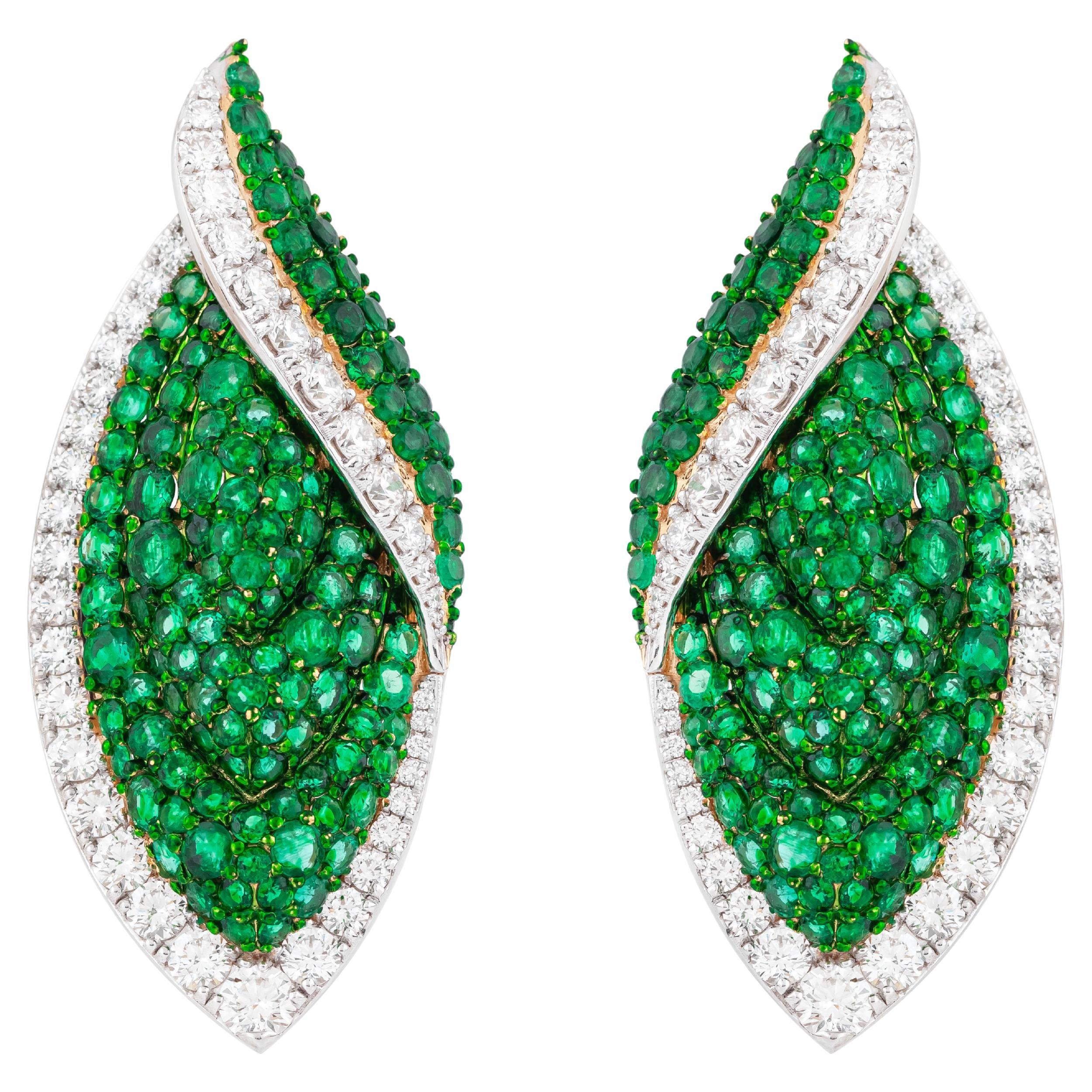 18 Karat Gold 12 Carat Emerald & Diamond Leaf Earrings in Modern Style For Sale