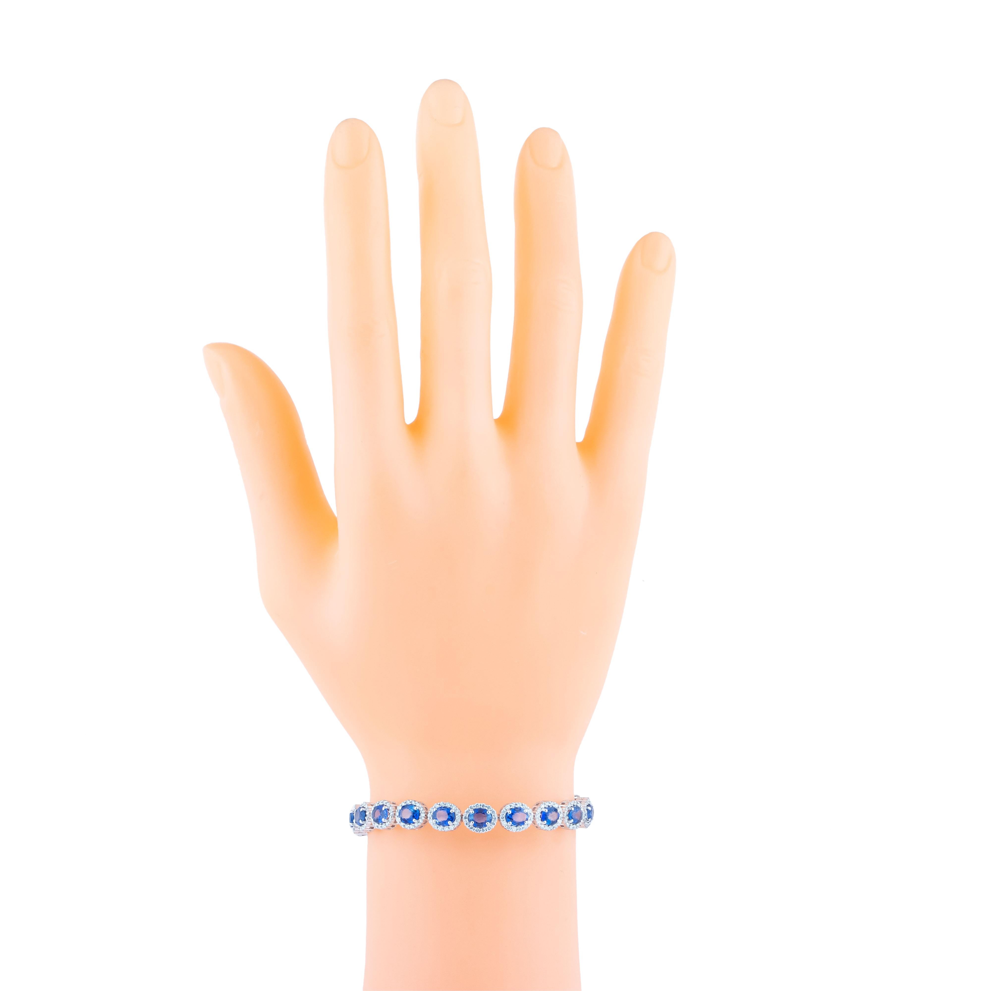 18 Karat Gold 12.03 Carat Sapphire and Diamond Tennis Bracelet In New Condition For Sale In Jaipur, IN