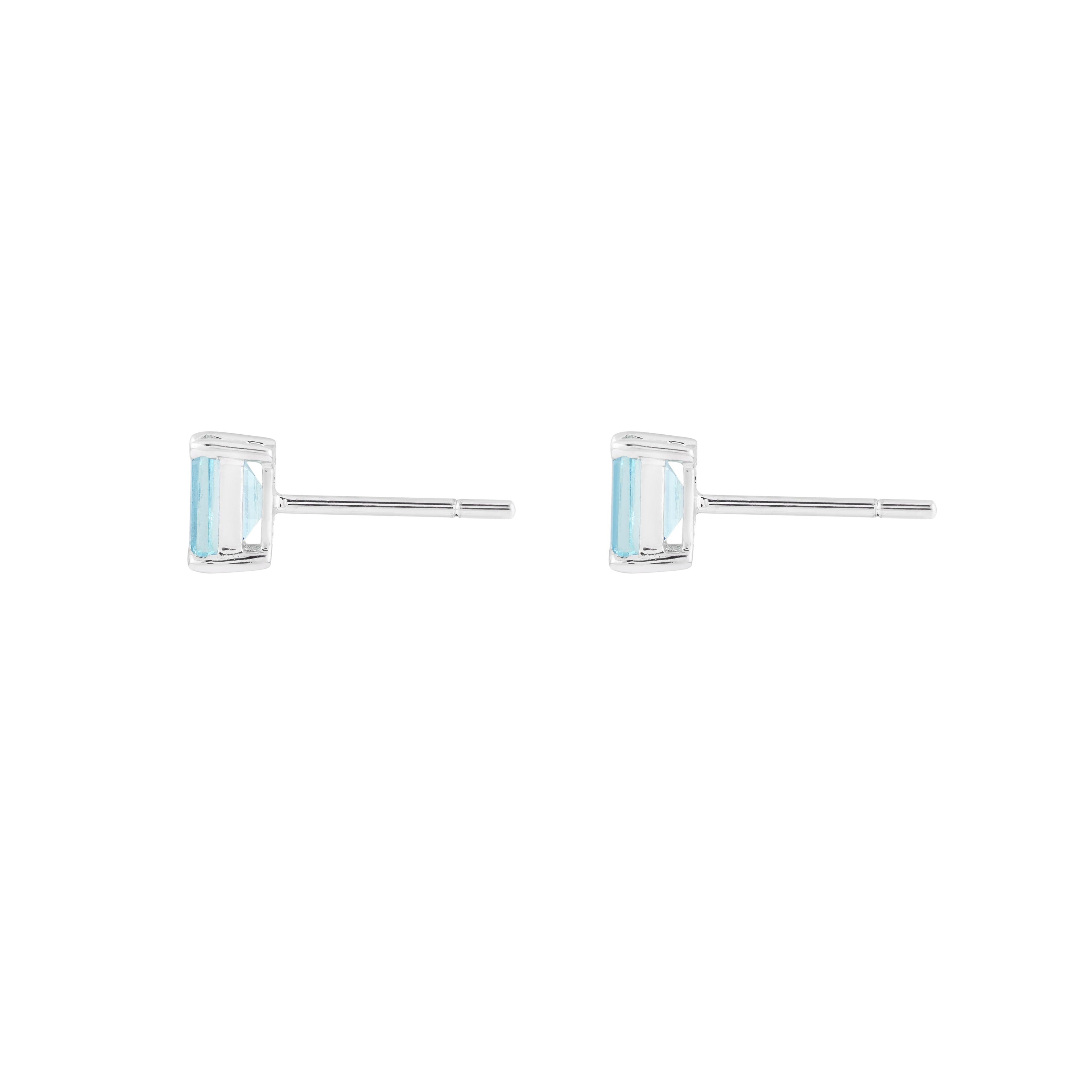 18 Karat Gold 1.21 Carat Aquamarine 'Emerald Cut' Stud Earrings In New Condition For Sale In Jaipur, IN