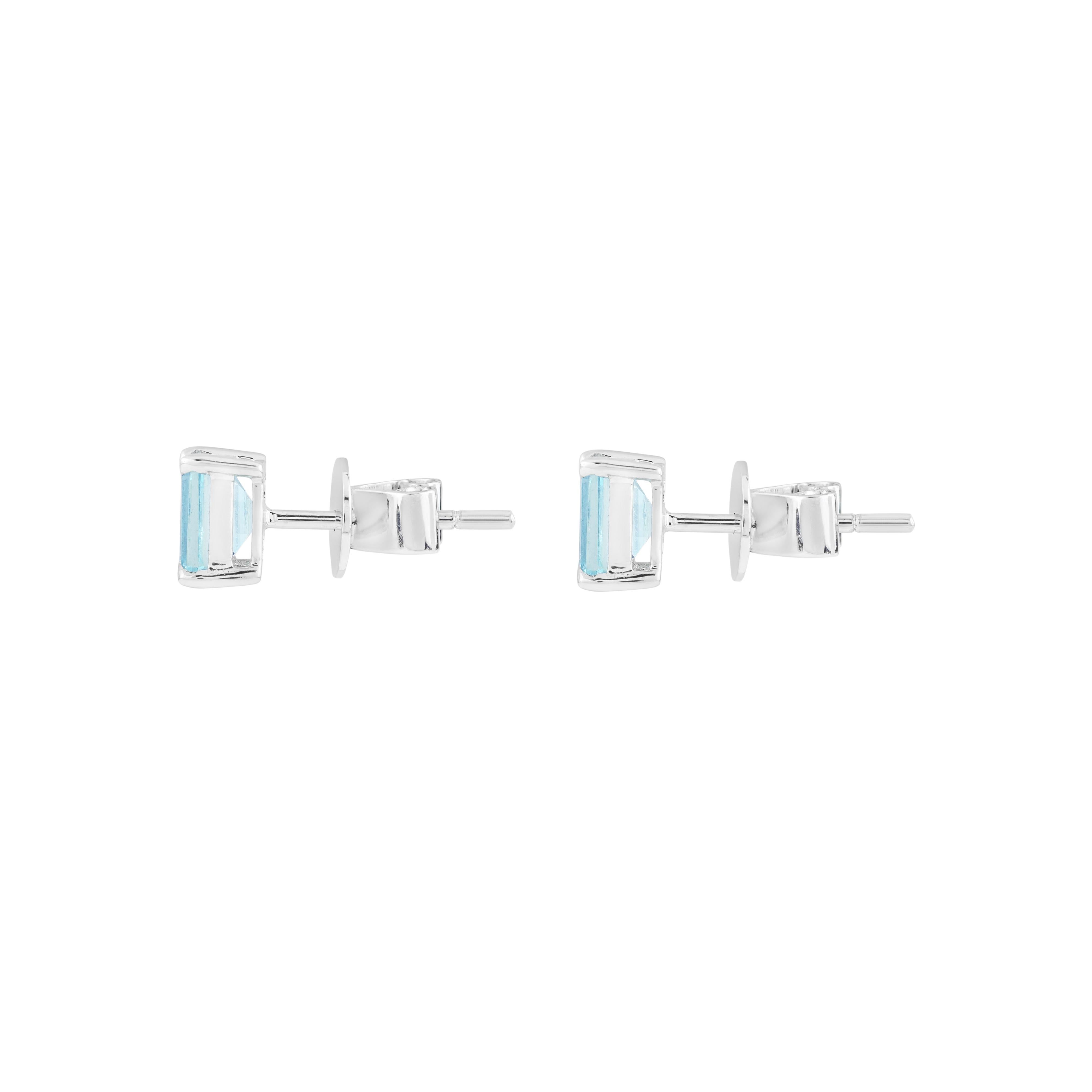 Women's 18 Karat Gold 1.21 Carat Aquamarine 'Emerald Cut' Stud Earrings For Sale