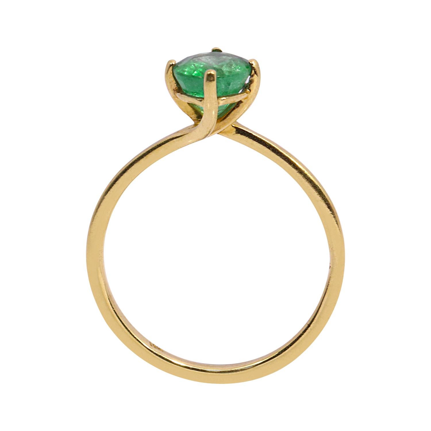 18 Karat Gold 1.25 Carat Natural Emerald Solitaire Ring in Four-Prong Setting In New Condition For Sale In Jaipur, IN
