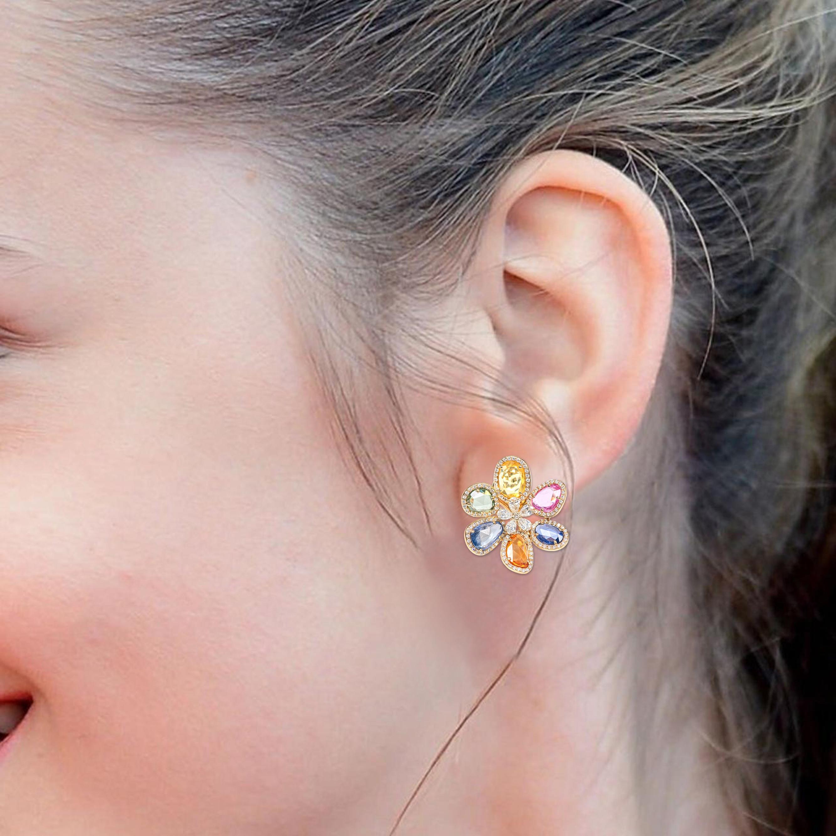 Taille rose Clous d'oreilles fleur en or 18 carats avec diamants de 12,51 carats et saphirs en vente