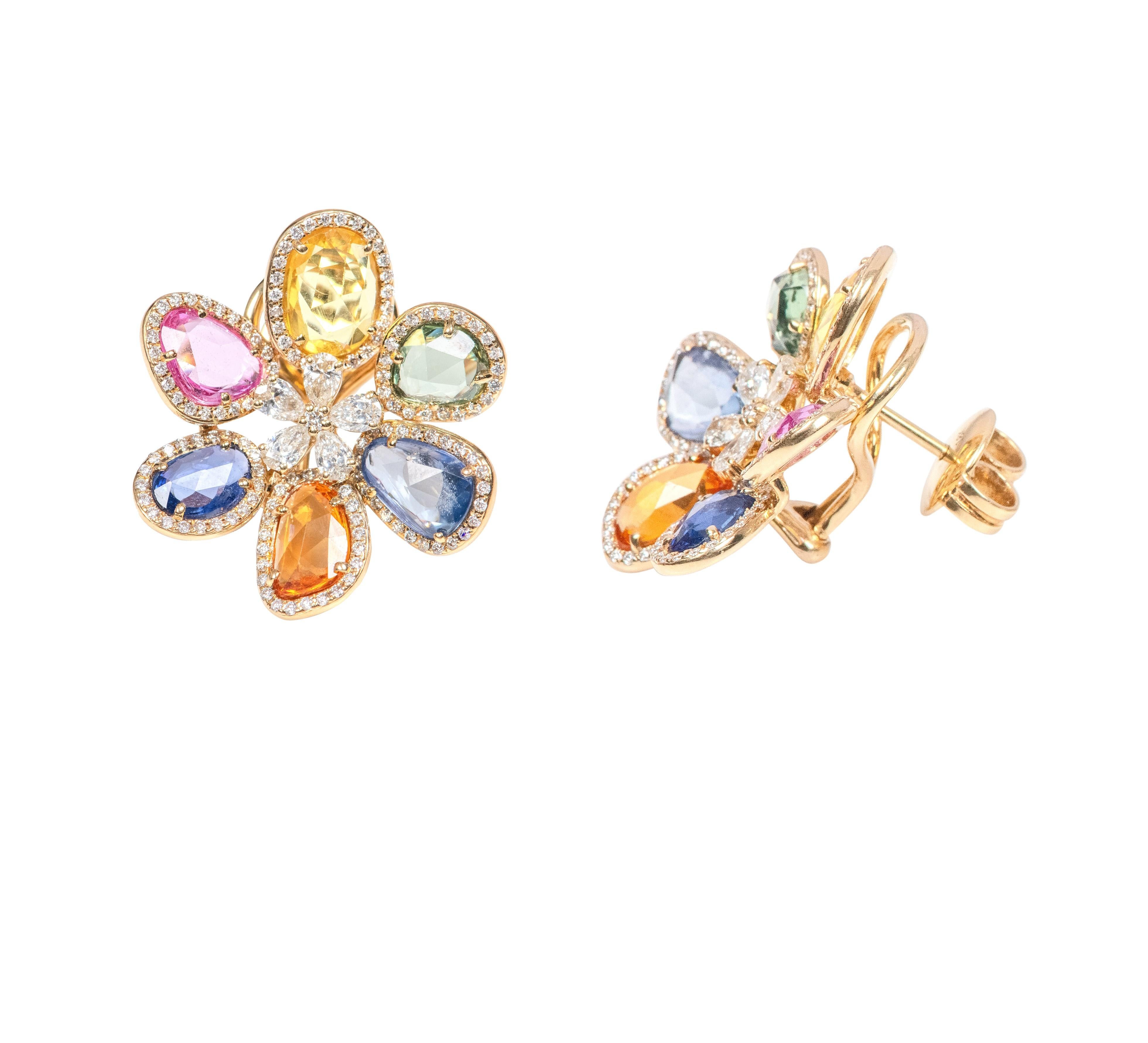 Clous d'oreilles fleur en or 18 carats avec diamants de 12,51 carats et saphirs Neuf - En vente à Jaipur, IN