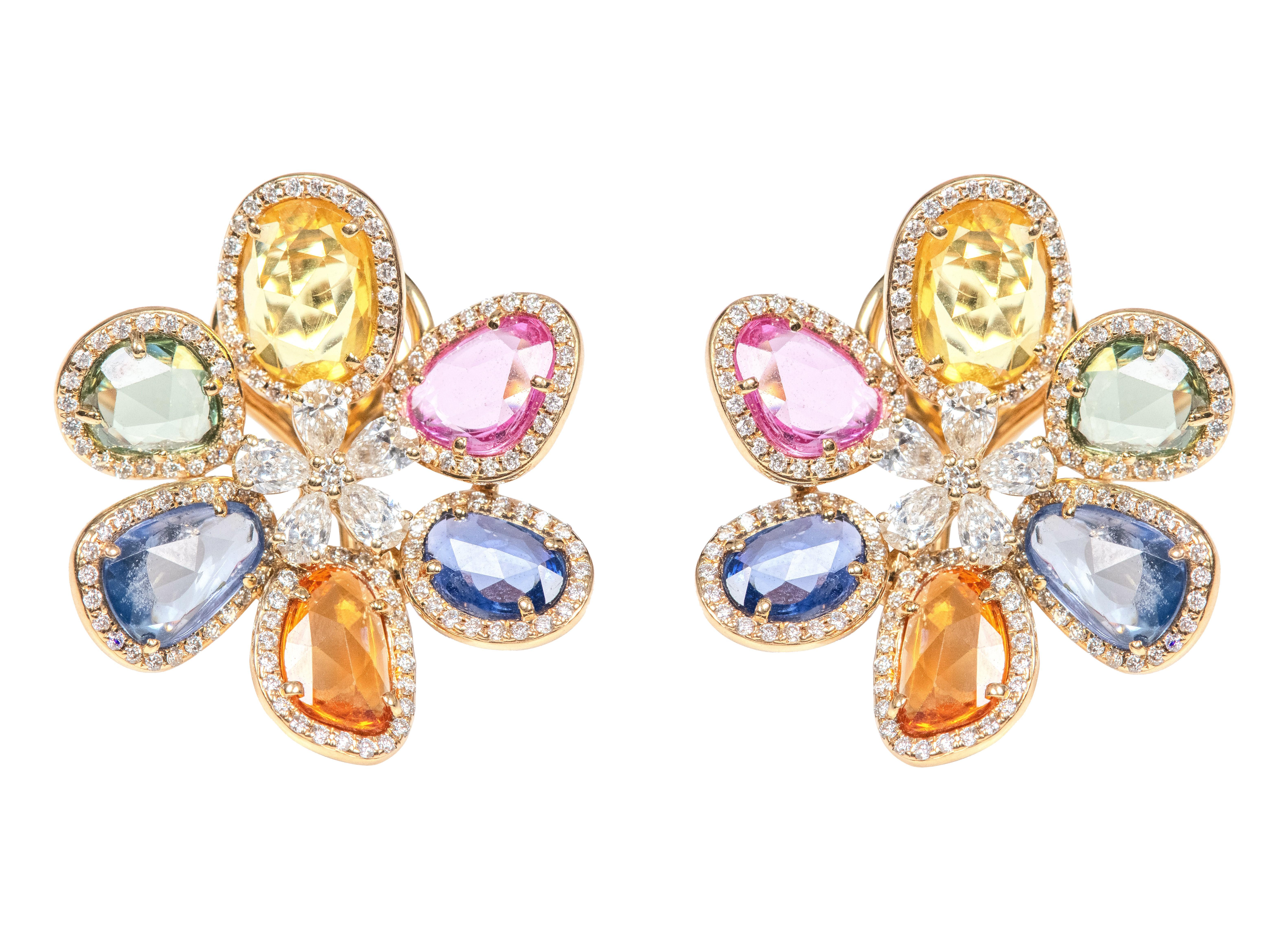 Clous d'oreilles fleur en or 18 carats avec diamants de 12,51 carats et saphirs Pour femmes en vente