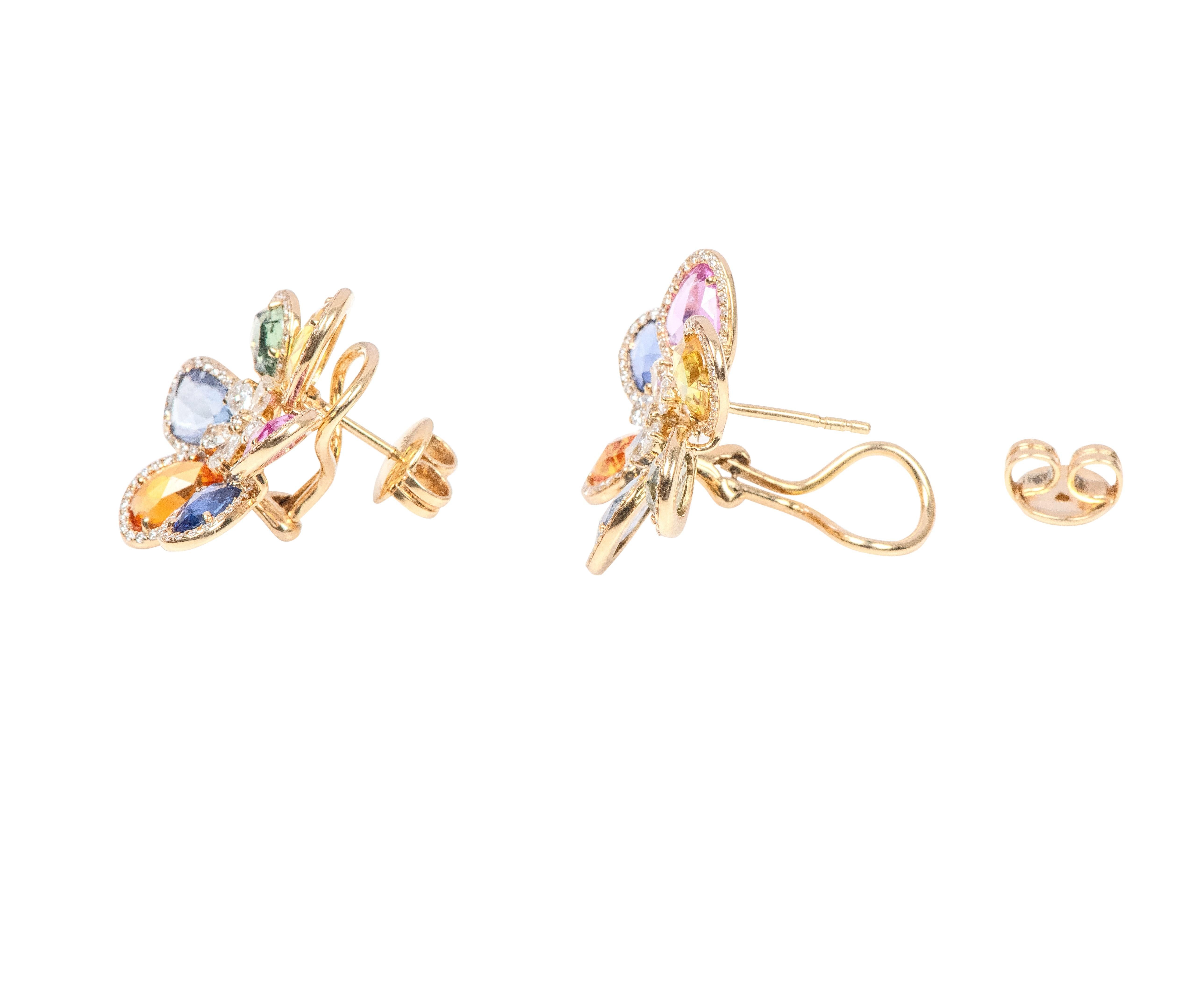 Clous d'oreilles fleur en or 18 carats avec diamants de 12,51 carats et saphirs en vente 1