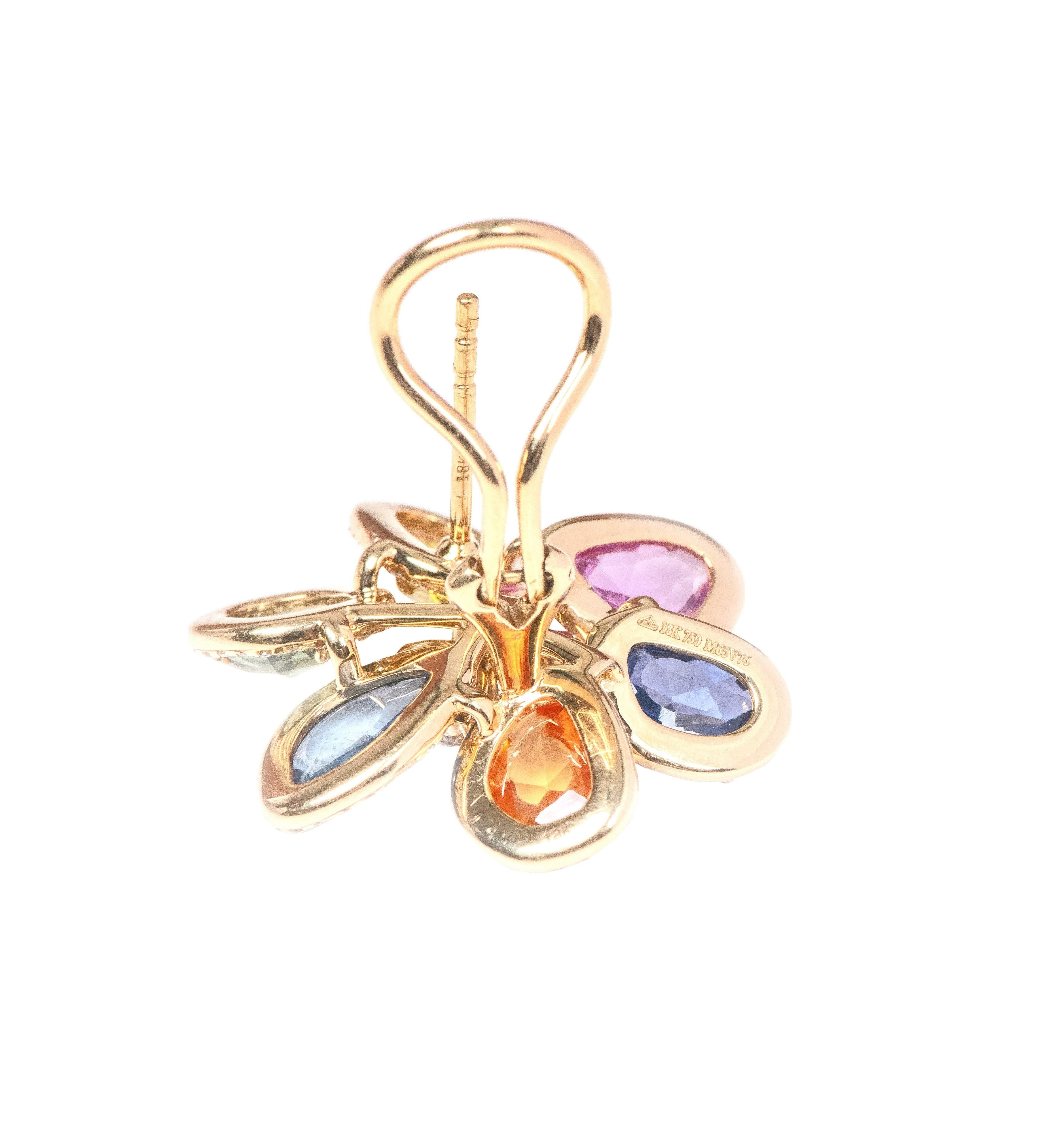 Clous d'oreilles fleur en or 18 carats avec diamants de 12,51 carats et saphirs en vente 2