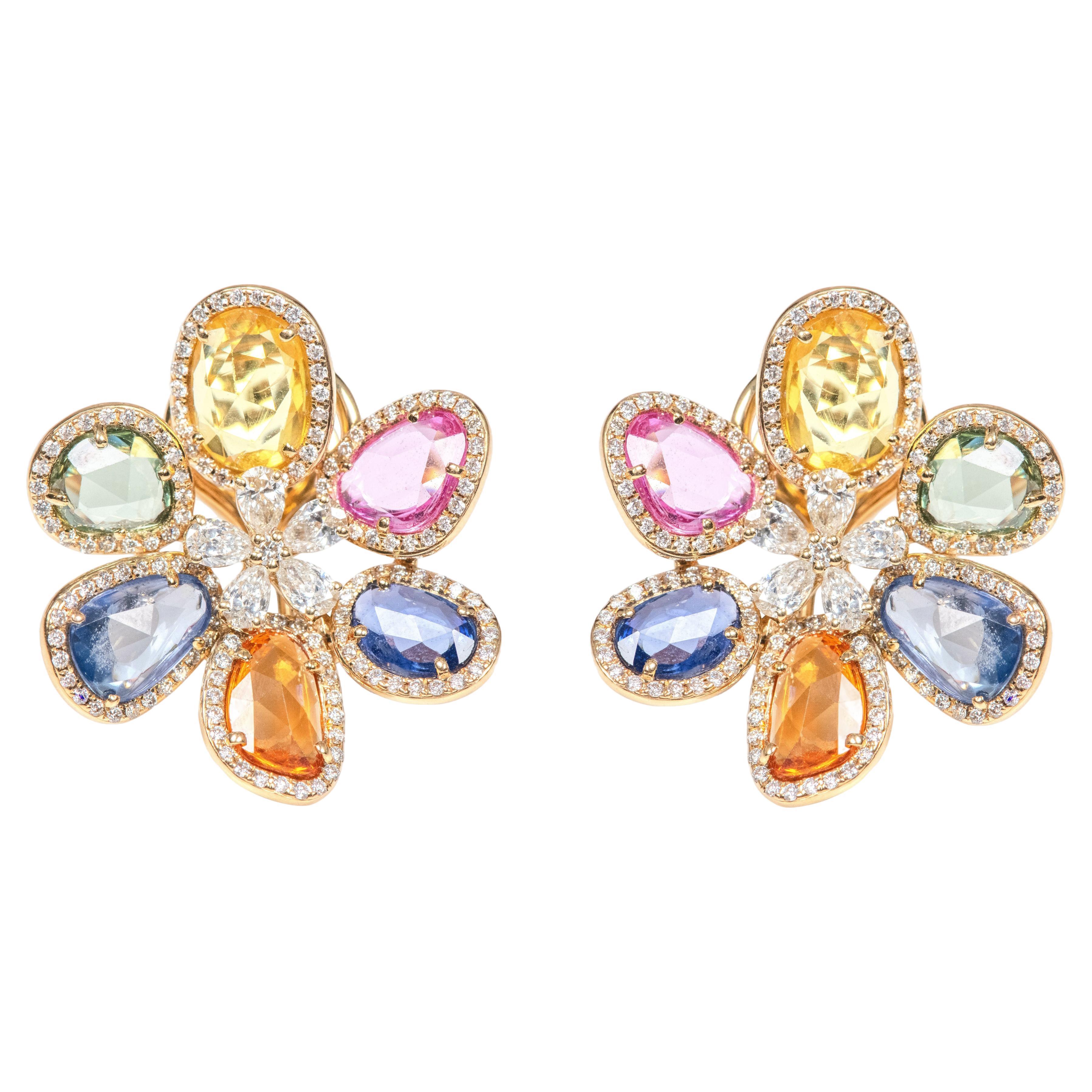 Clous d'oreilles fleur en or 18 carats avec diamants de 12,51 carats et saphirs en vente
