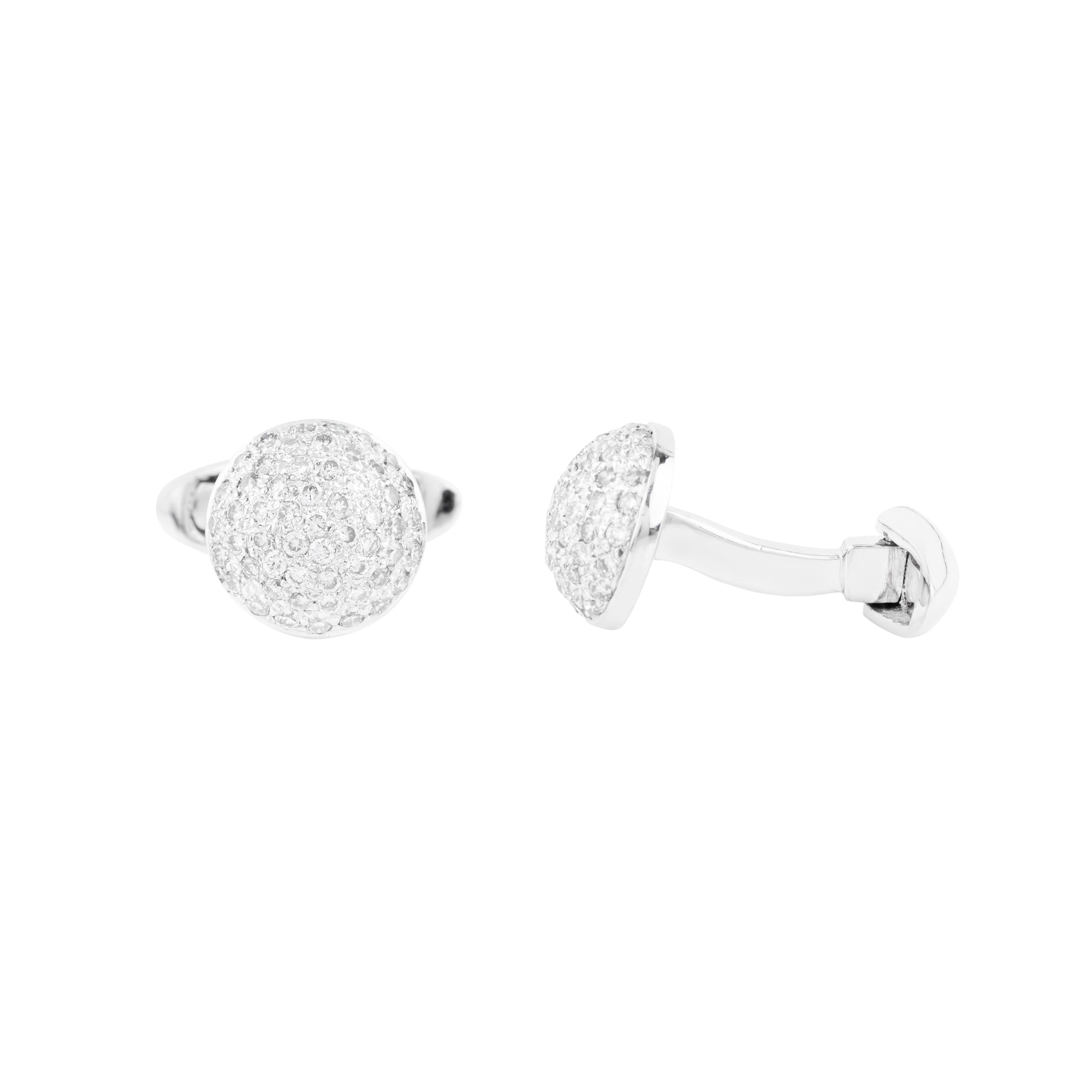 Diese mit Präzision und Kunstfertigkeit gefertigten Manschettenknöpfe aus 18 Karat Gold zeichnen sich durch ein raffiniertes Design aus, in dessen Mittelpunkt 1,27 Karat Brillanten stehen. Jeder Diamant wurde von Experten aufgrund seiner