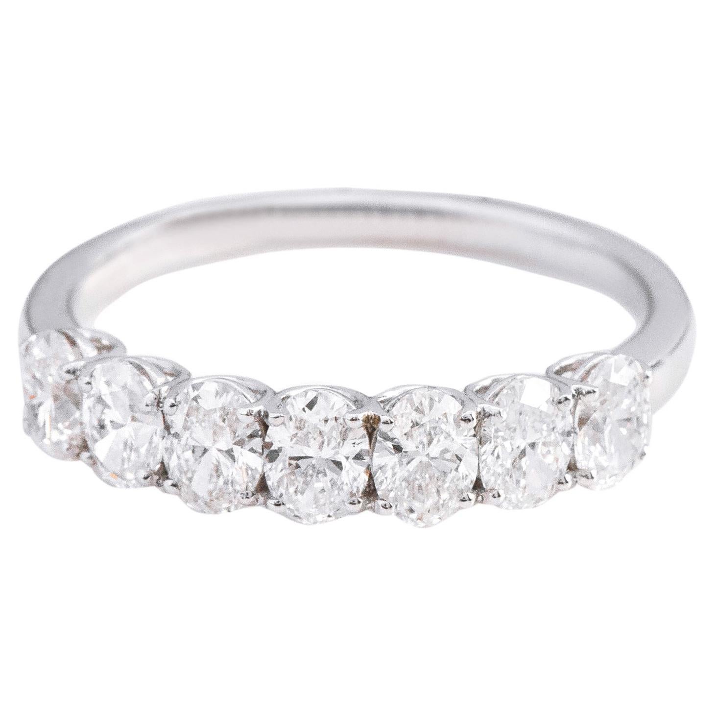 Anillo de oro de 18 quilates de 1,27 quilates con diamante solitario de talla ovalada y media banda de eternidad