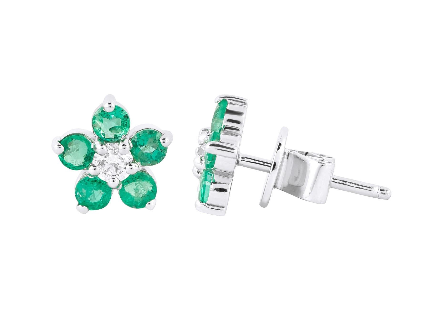 Women's 18 Karat Gold 1.28 Carat Diamond and Emerald Flower Modulation Earrings For Sale