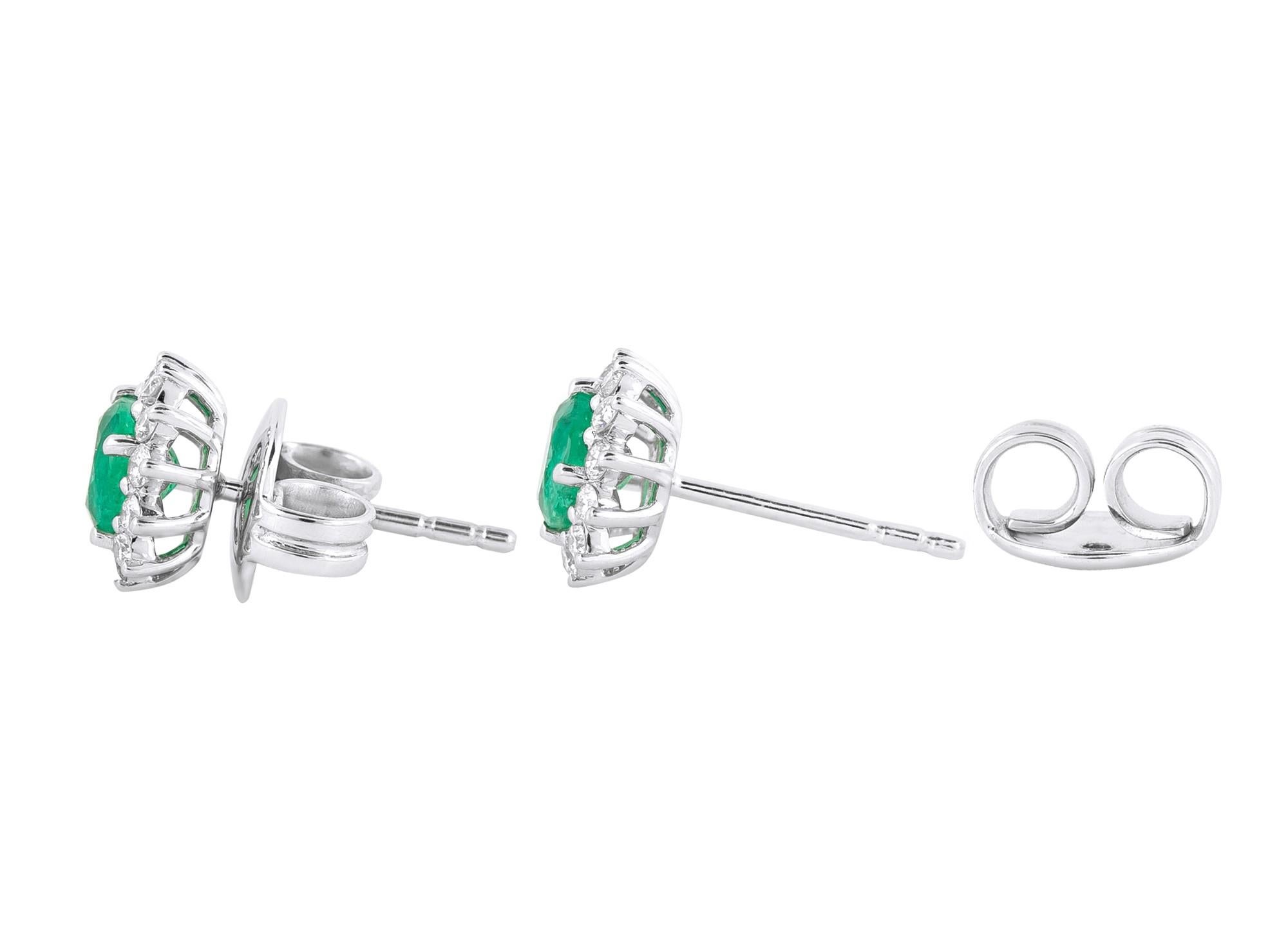 18 Karat Gold 1.29 Carat Diamond and Emerald Solitaire Stud Earrings For Sale 1