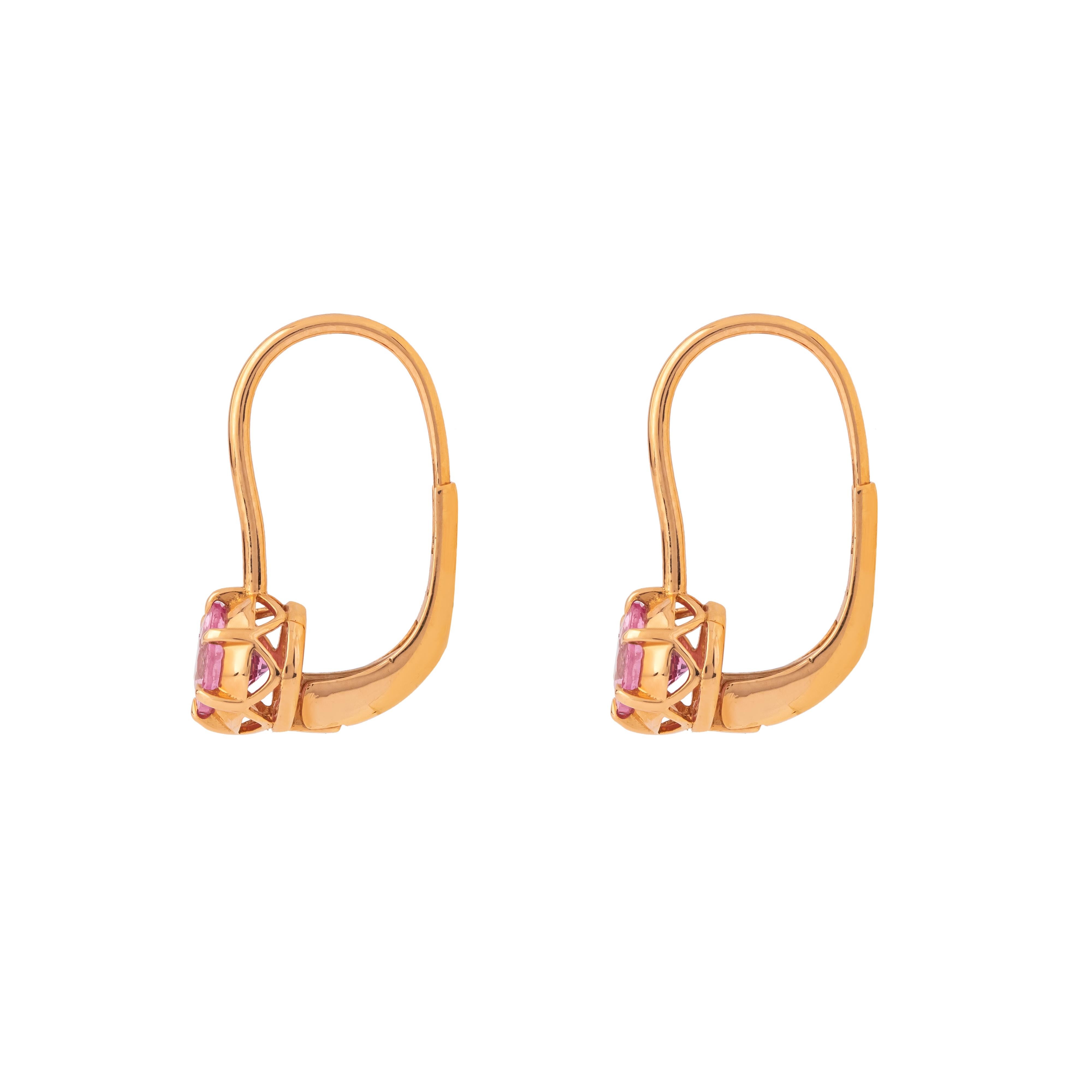 Immergiti nel fascino della raffinatezza con i nostri orecchini a cerchio in oro 18 carati con zaffiro rosa da 1,3 carati, dove l'eleganza senza tempo incontra il fascino contemporaneo. Realizzato con precisione e cura, ogni paio è un capolavoro