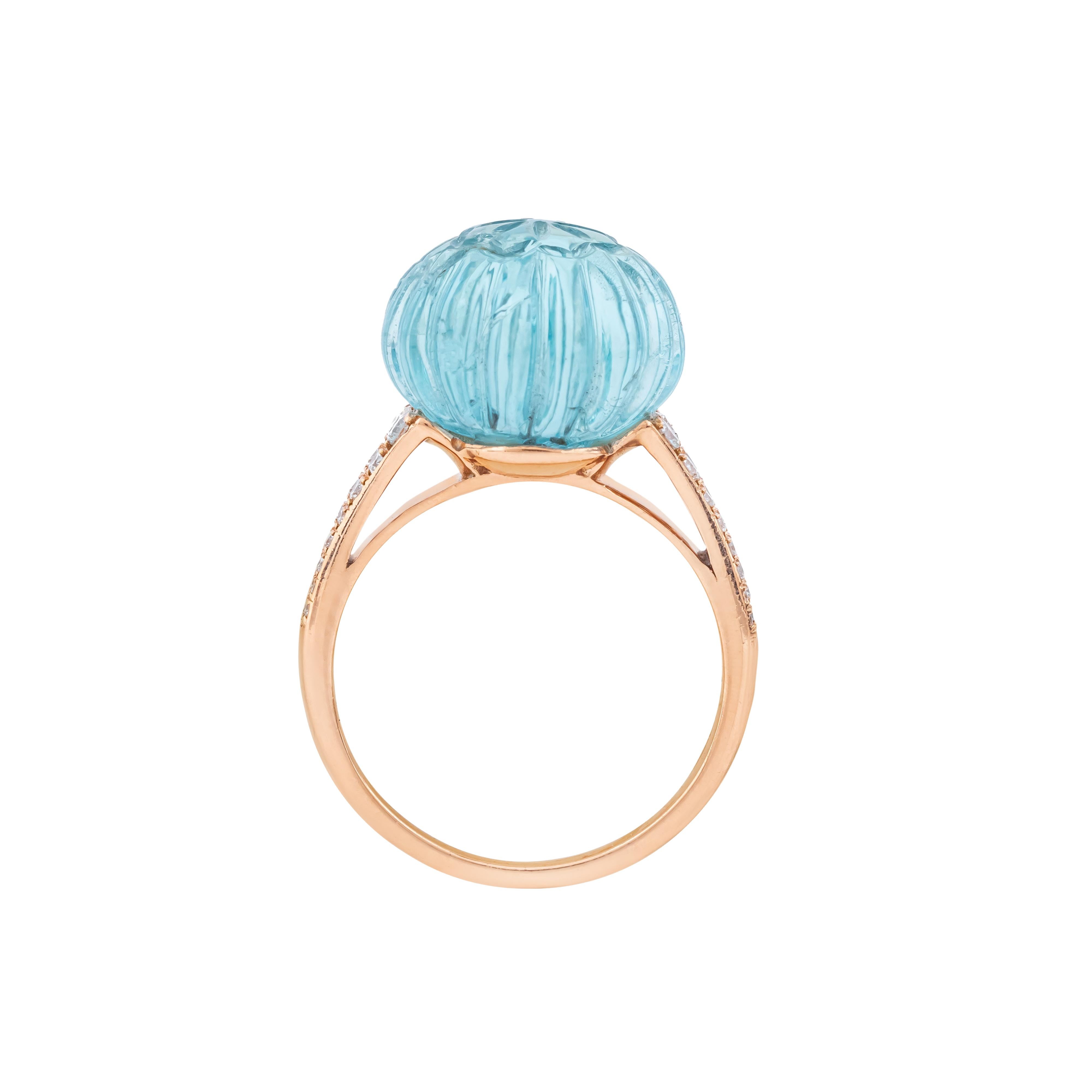 Contemporary 18 Karat Gold 13.03 Carat Diamond and Aquamarine Fashion Ring For Sale