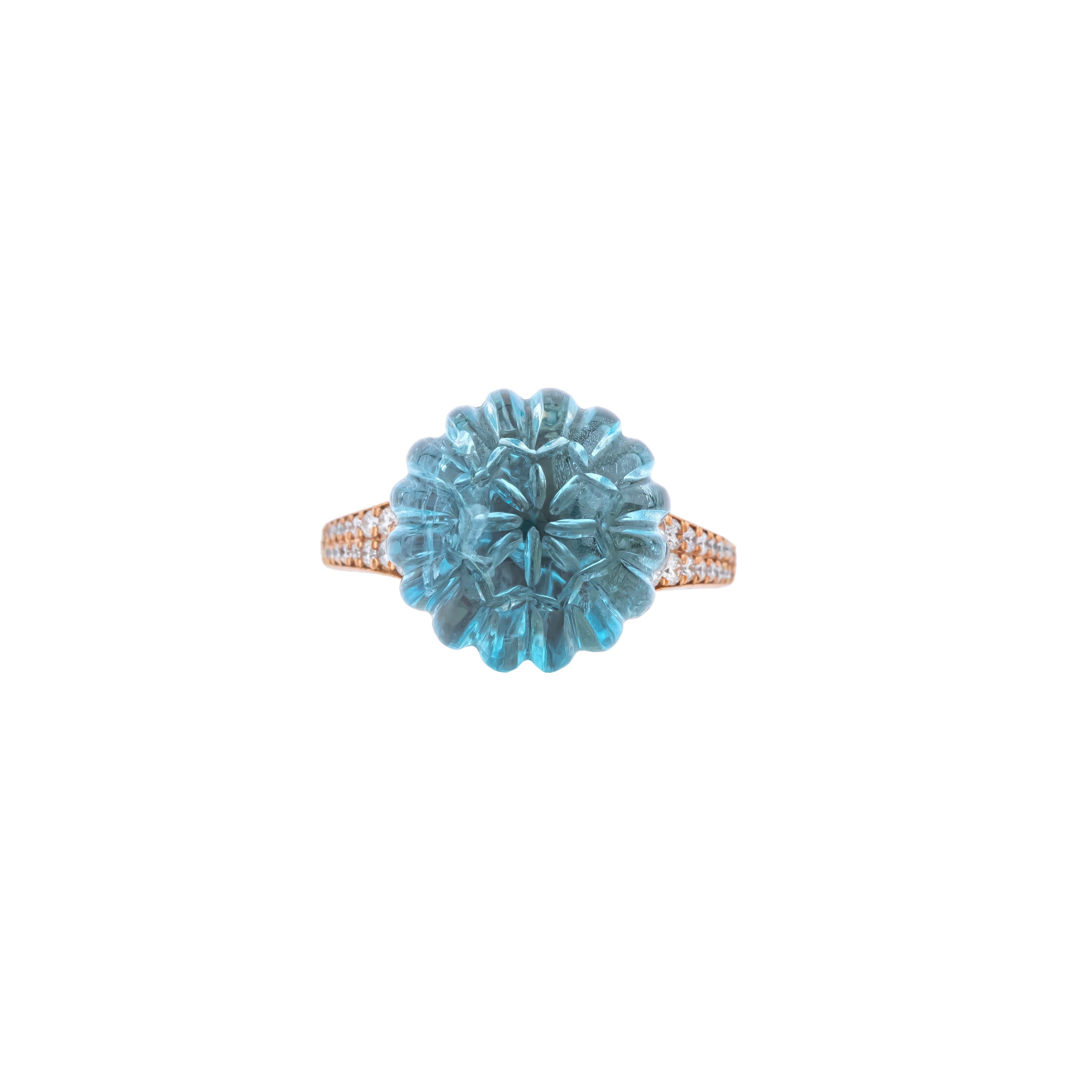 18 Karat Gold 13.03 Carat Diamond and Aquamarine Fashion Ring In New Condition For Sale In Jaipur, IN