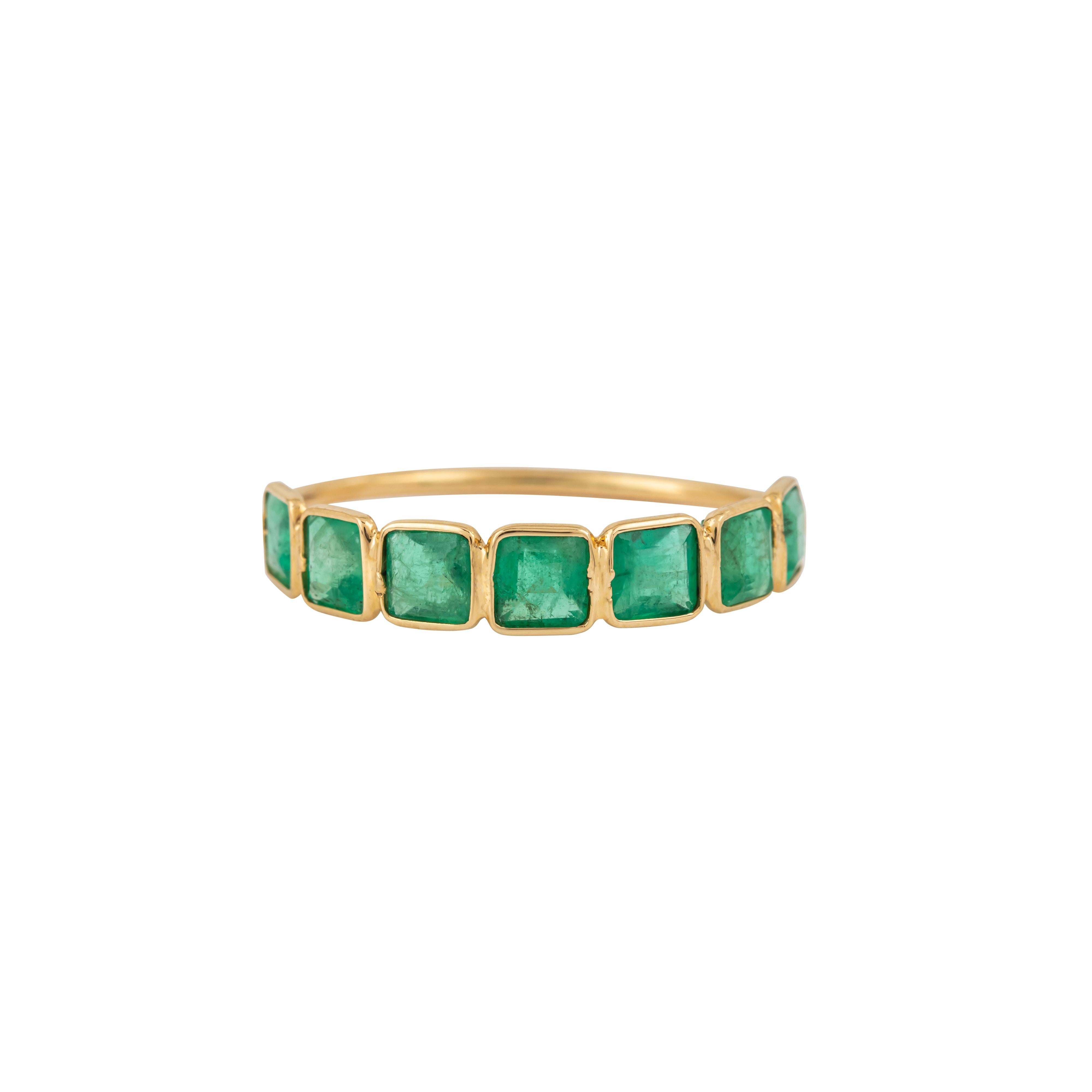 Modern 18 Karat Gold 1.35 Carat Emerald Fashion Ring For Sale