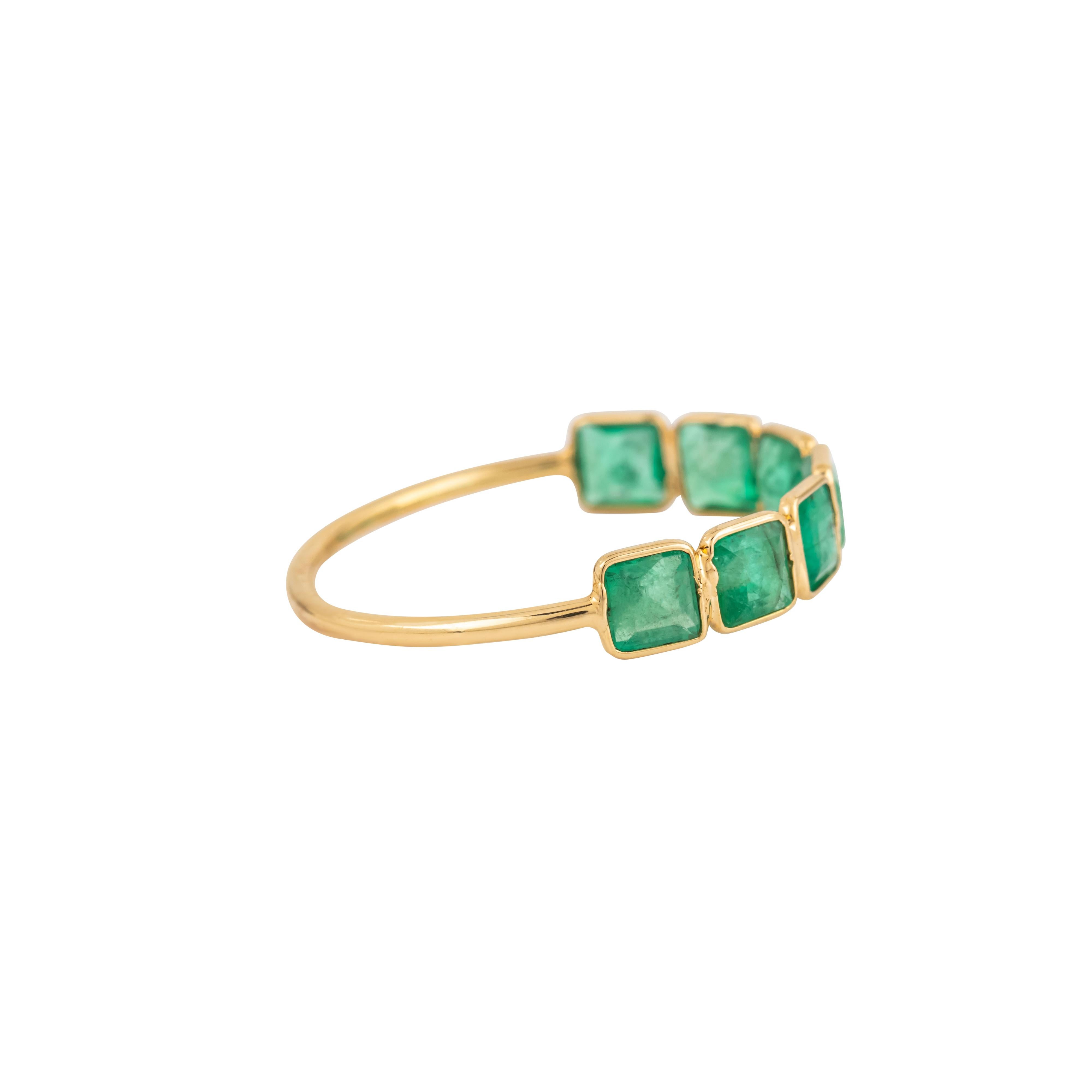 Brilliant Cut 18 Karat Gold 1.35 Carat Emerald Fashion Ring For Sale