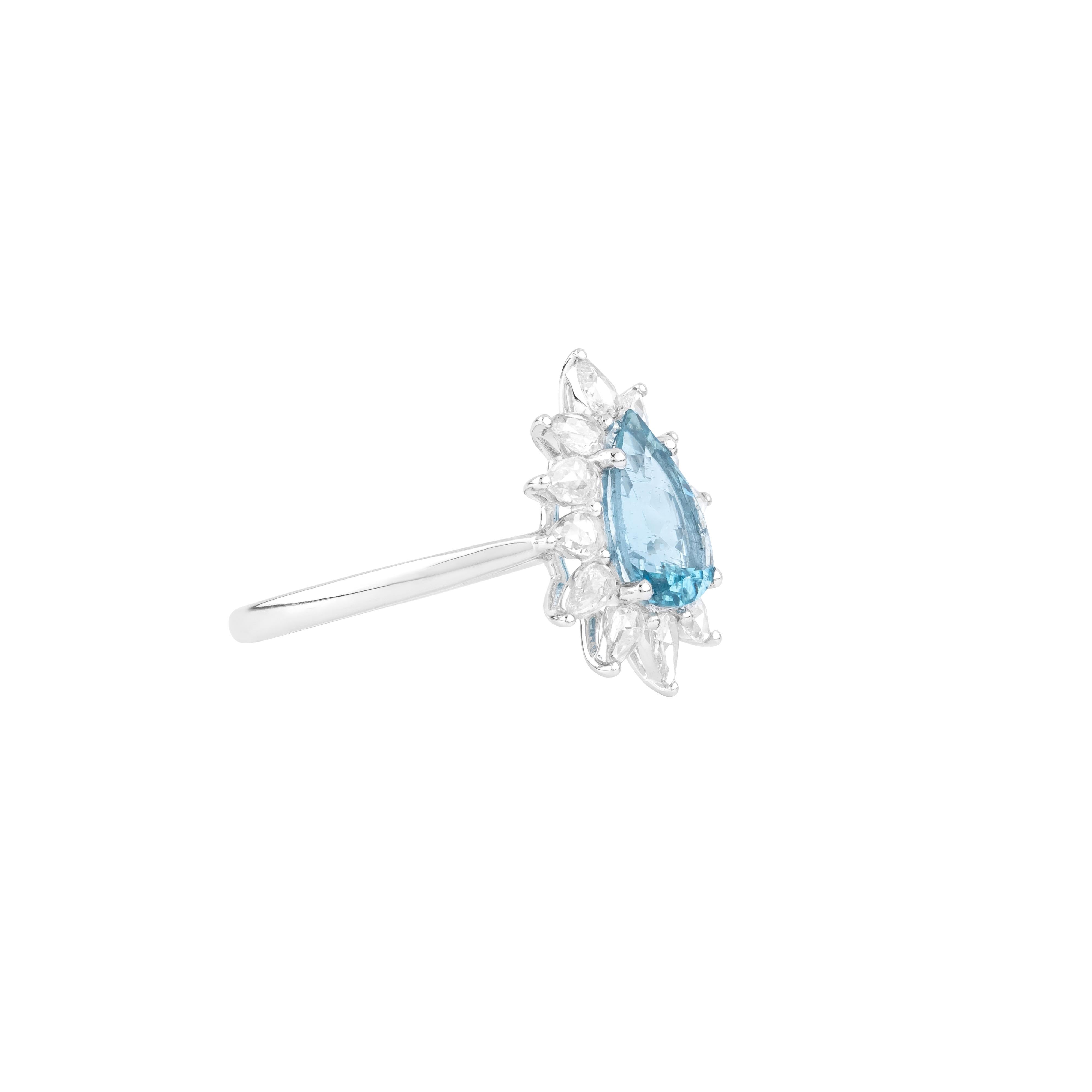 Modern 18 Karat Gold 1.36 Carat Diamond and Aquamarine Fashion Ring For Sale