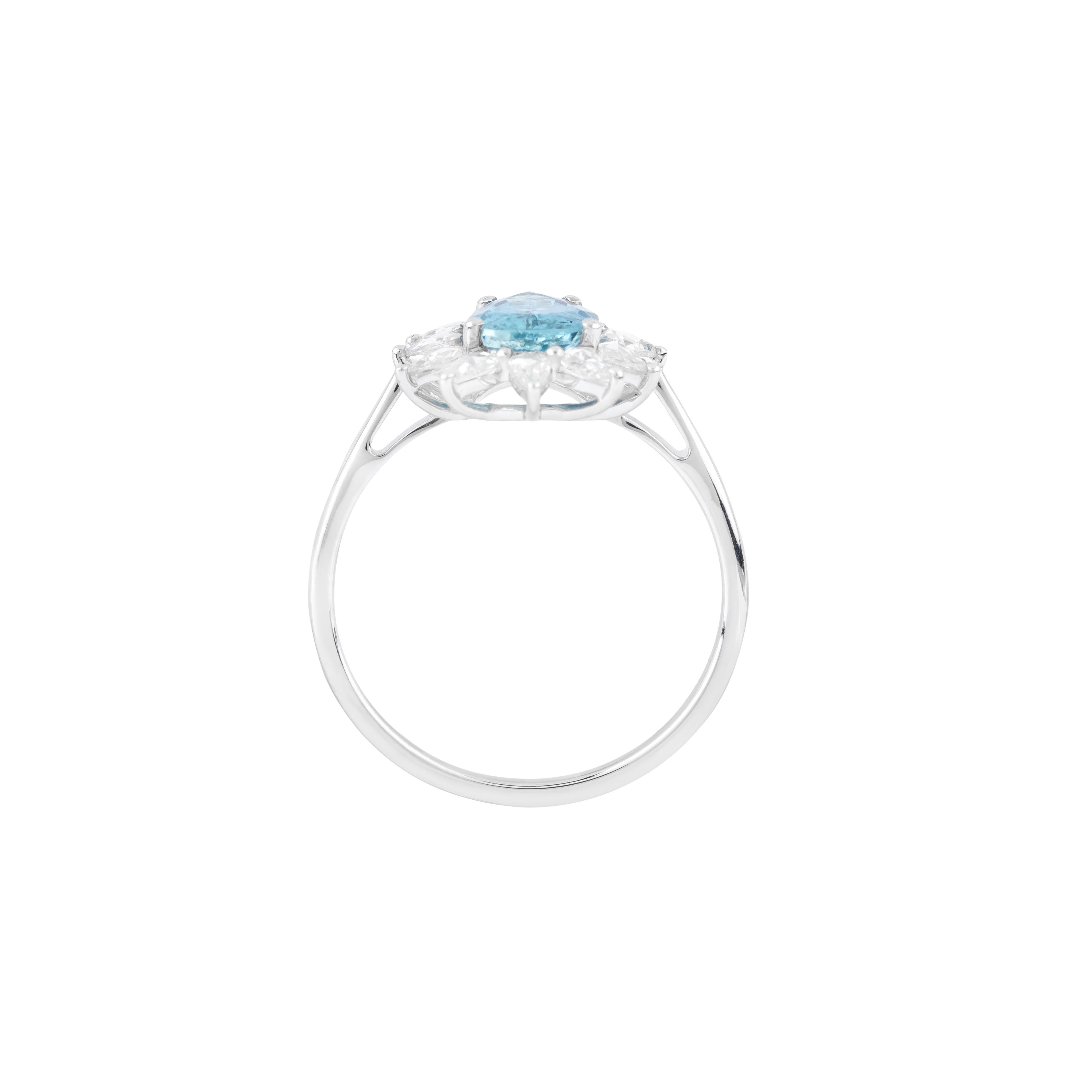 Brilliant Cut 18 Karat Gold 1.36 Carat Diamond and Aquamarine Fashion Ring For Sale