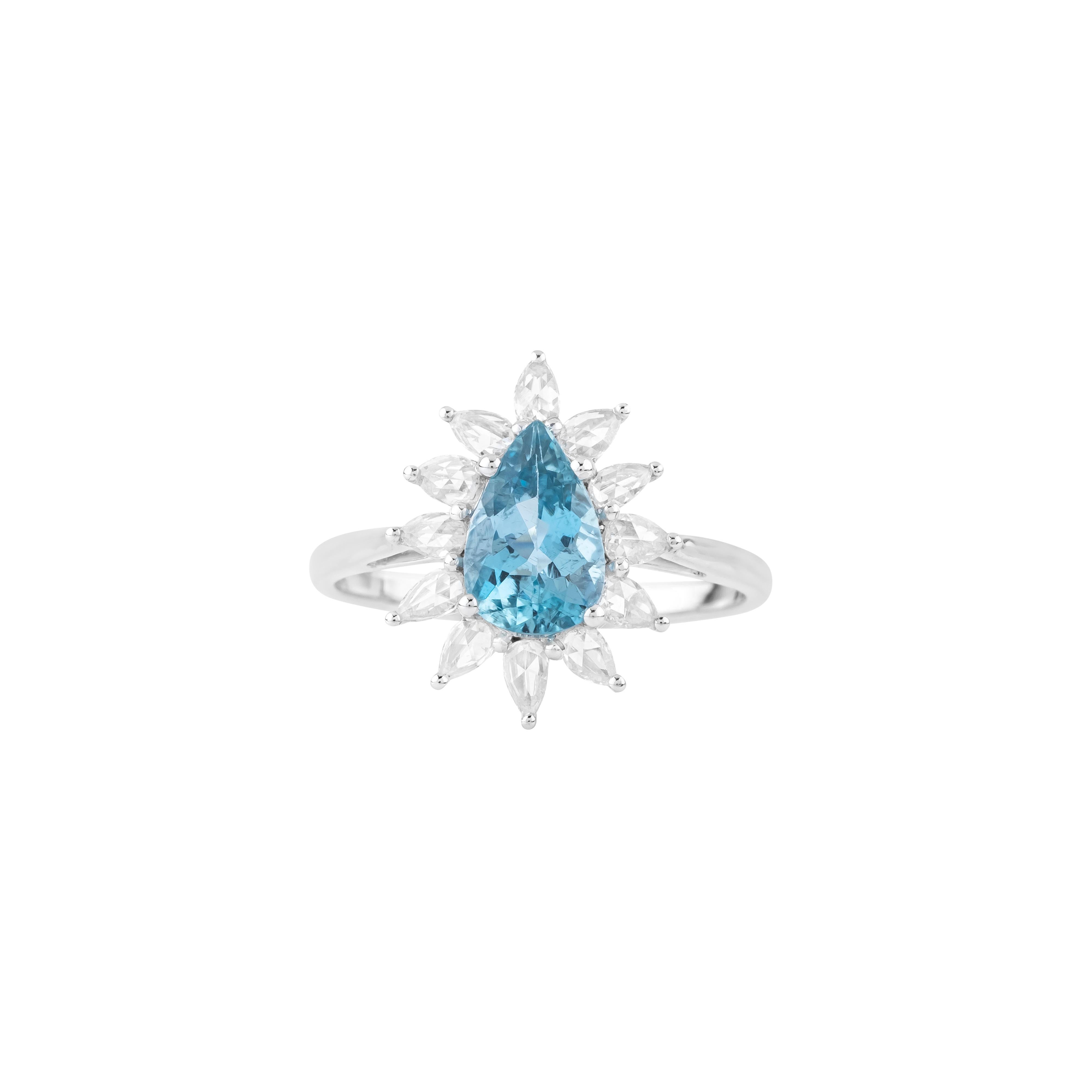 Women's 18 Karat Gold 1.36 Carat Diamond and Aquamarine Fashion Ring For Sale