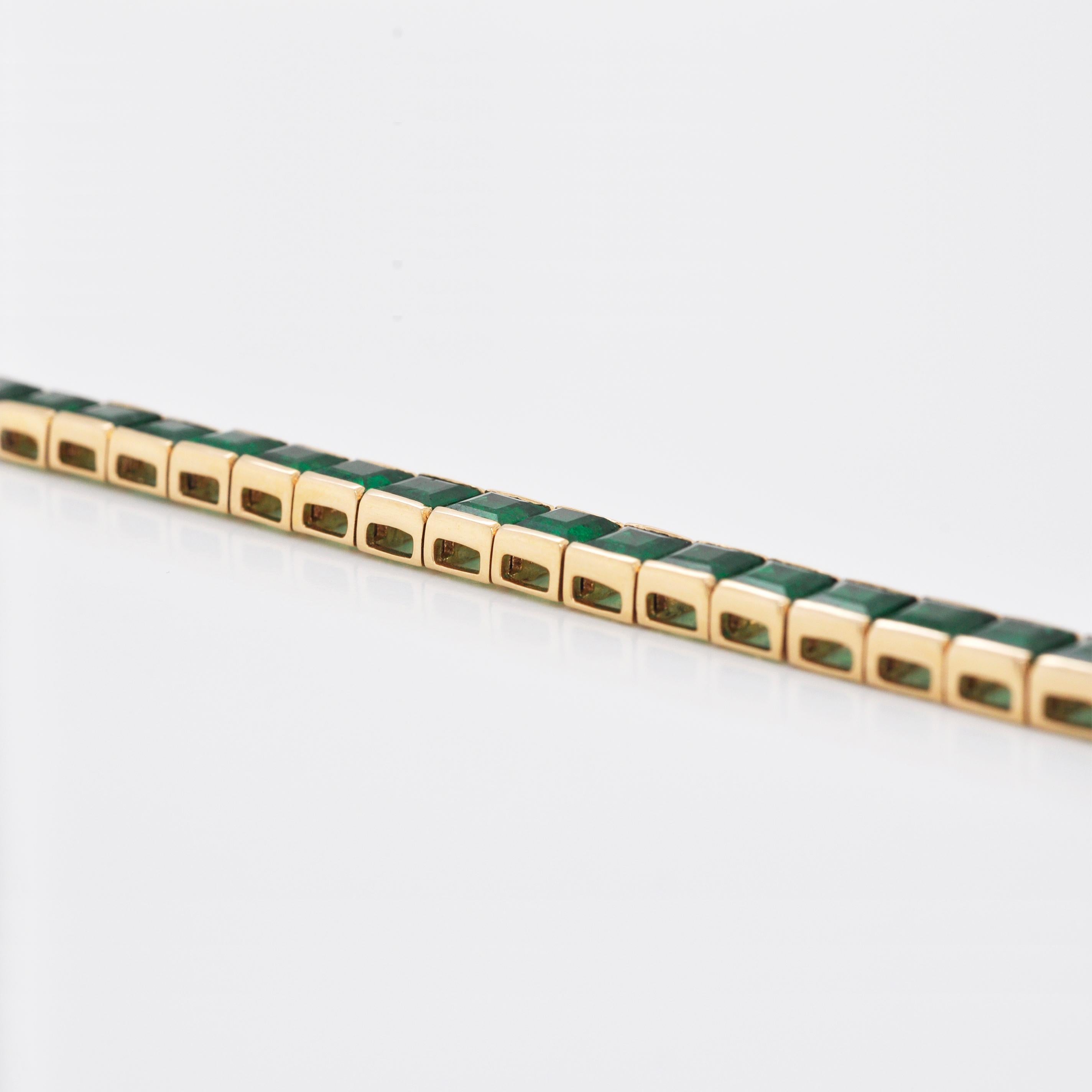 18 Karat Gold 13.85 Carat Square Emerald Tennis Line Bracelet In New Condition In Jaipur, Rajasthan