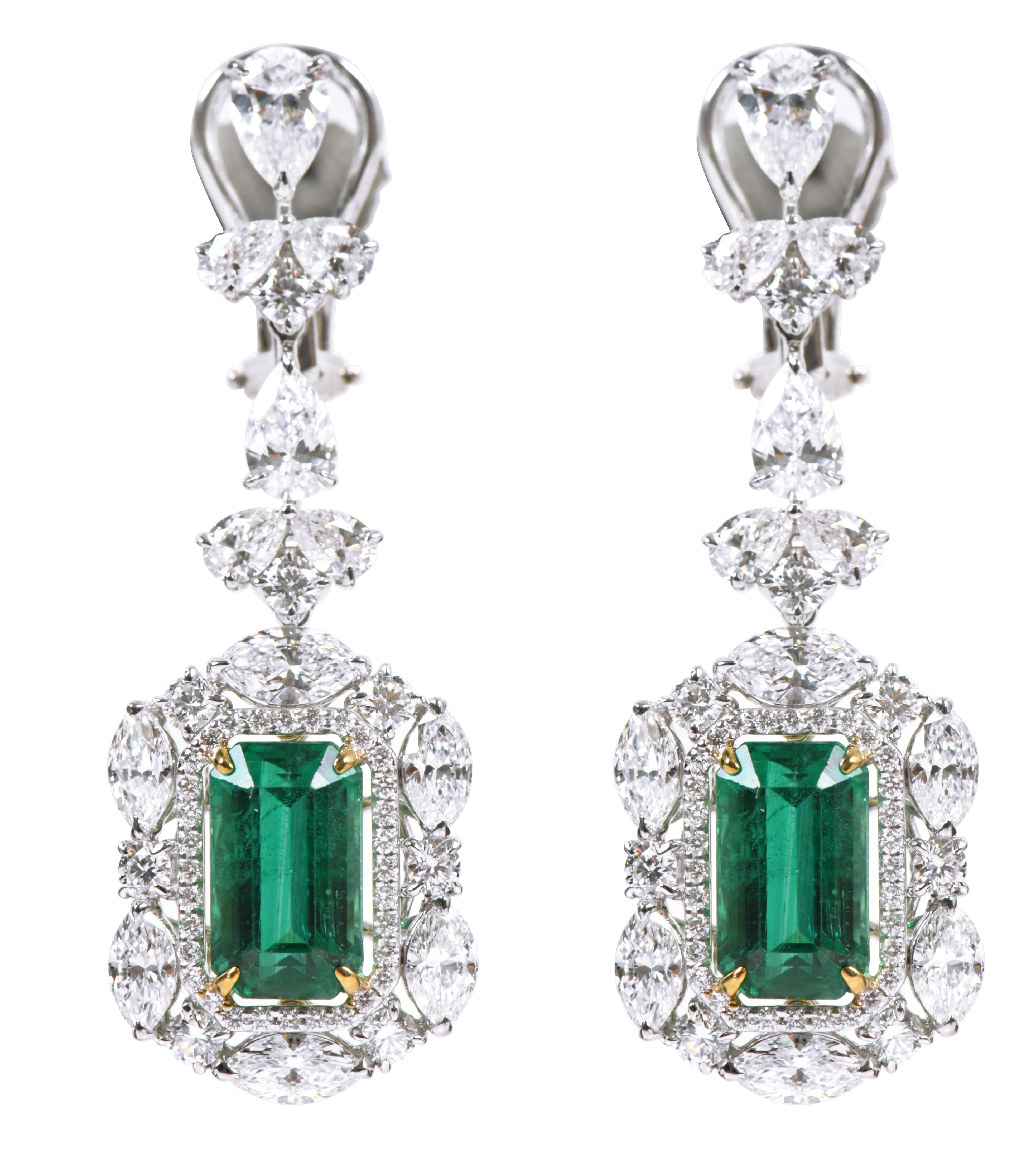 Boucles d'oreilles cocktail en or 18 carats, émeraude naturelle de 14,37 carats et diamant solitaire Neuf - En vente à Jaipur, IN