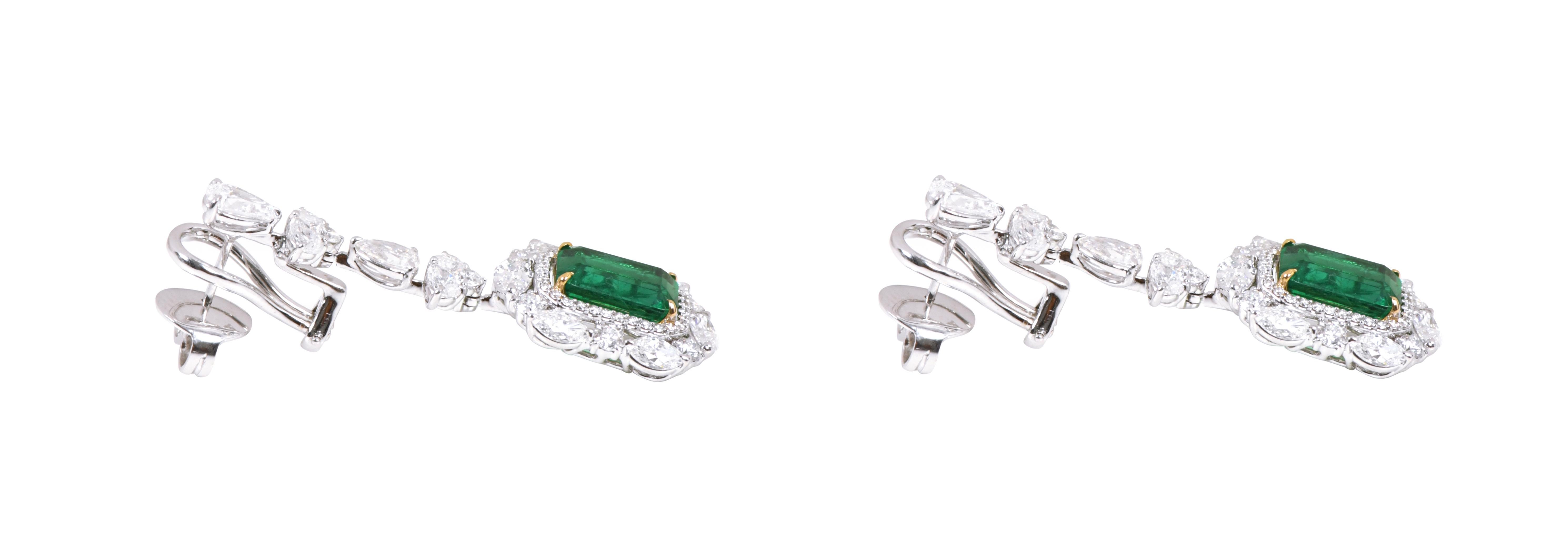 18 Karat Gold 14.37 Carat Natural Emerald and Solitaire Diamond Cocktail Earring In New Condition For Sale In Jaipur, IN