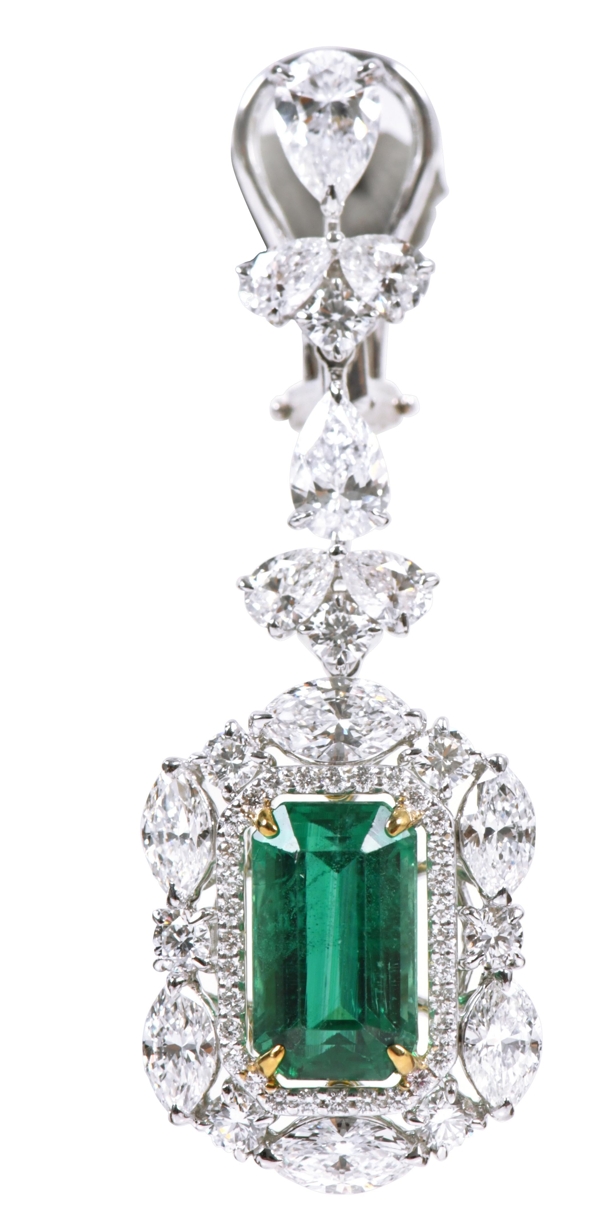 18 Karat Gold 14.37 Carat Natural Emerald and Solitaire Diamond Cocktail Earring For Sale 2