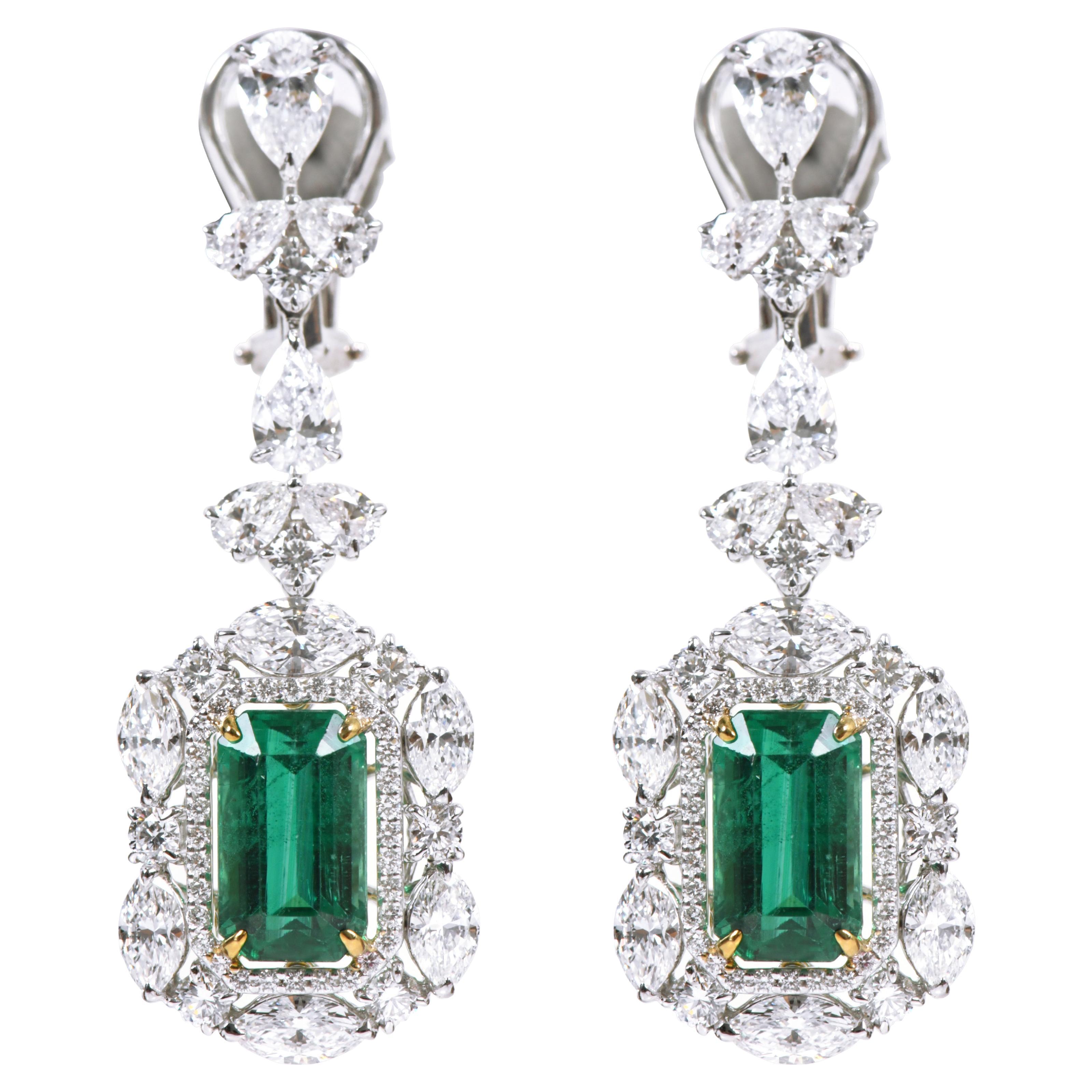 18 Karat Gold 14.37 Carat Natural Emerald and Solitaire Diamond Cocktail Earring For Sale