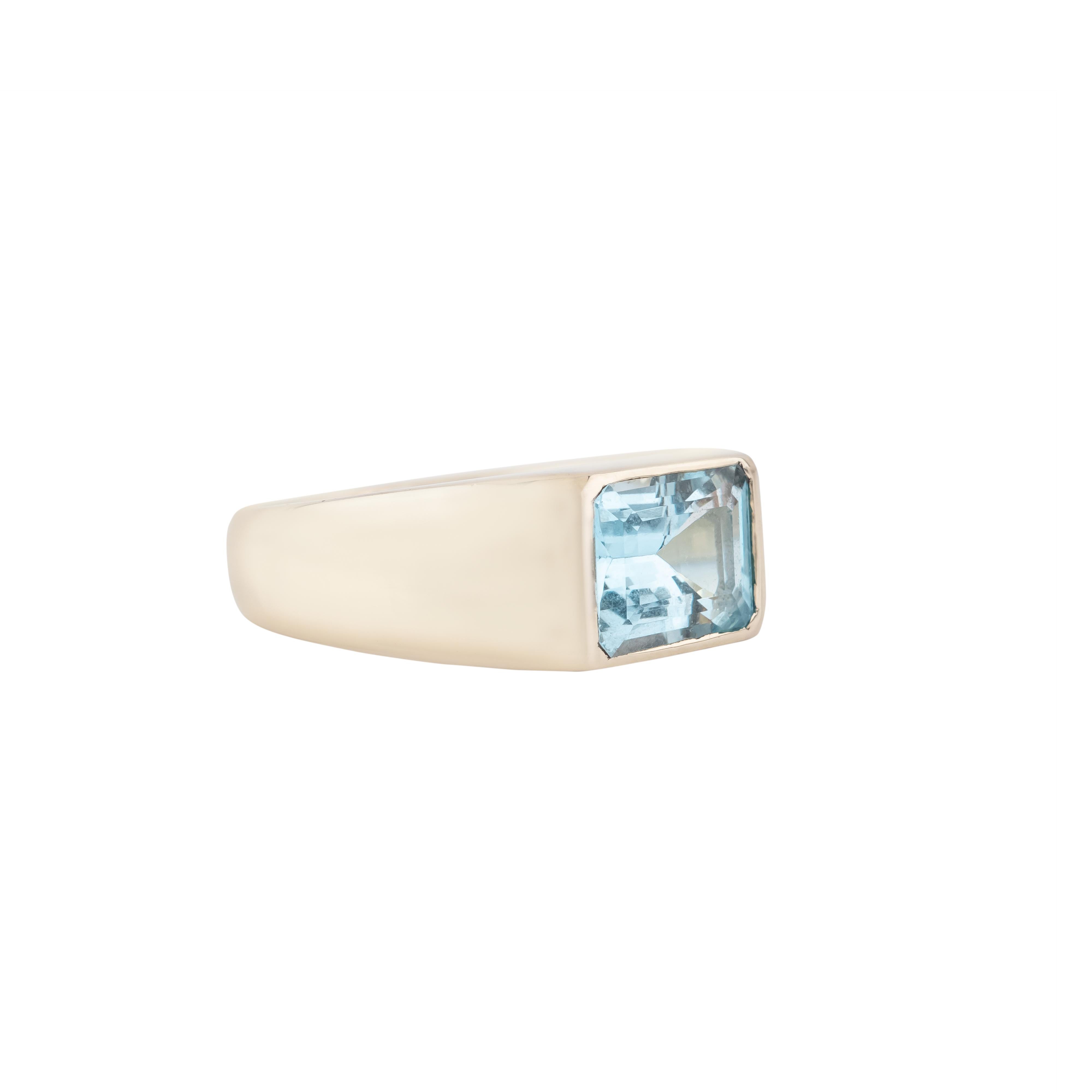 Modern 18 Karat Gold 1.45 Carat Aquamarine Cocktail Ring For Sale