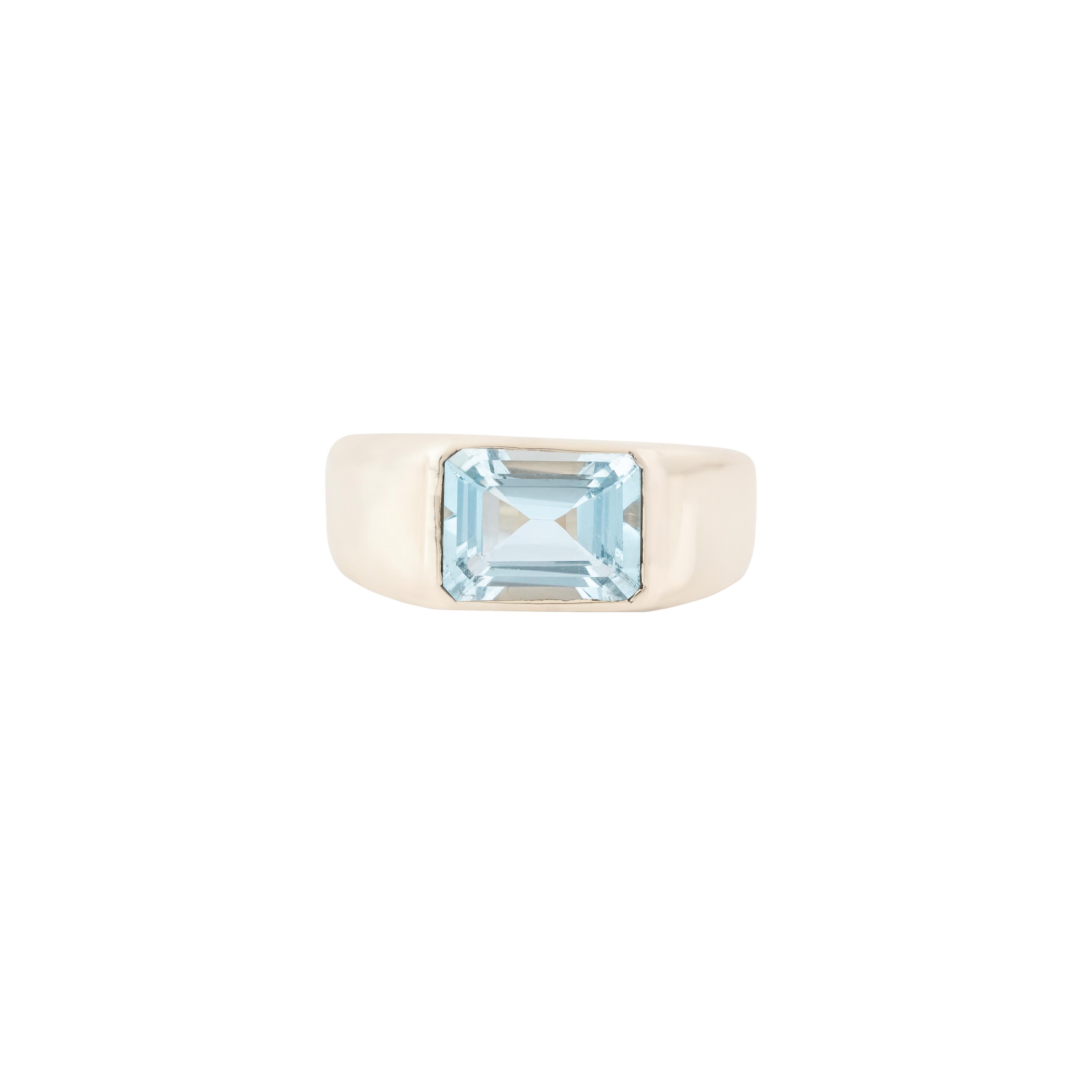 Women's 18 Karat Gold 1.45 Carat Aquamarine Cocktail Ring For Sale