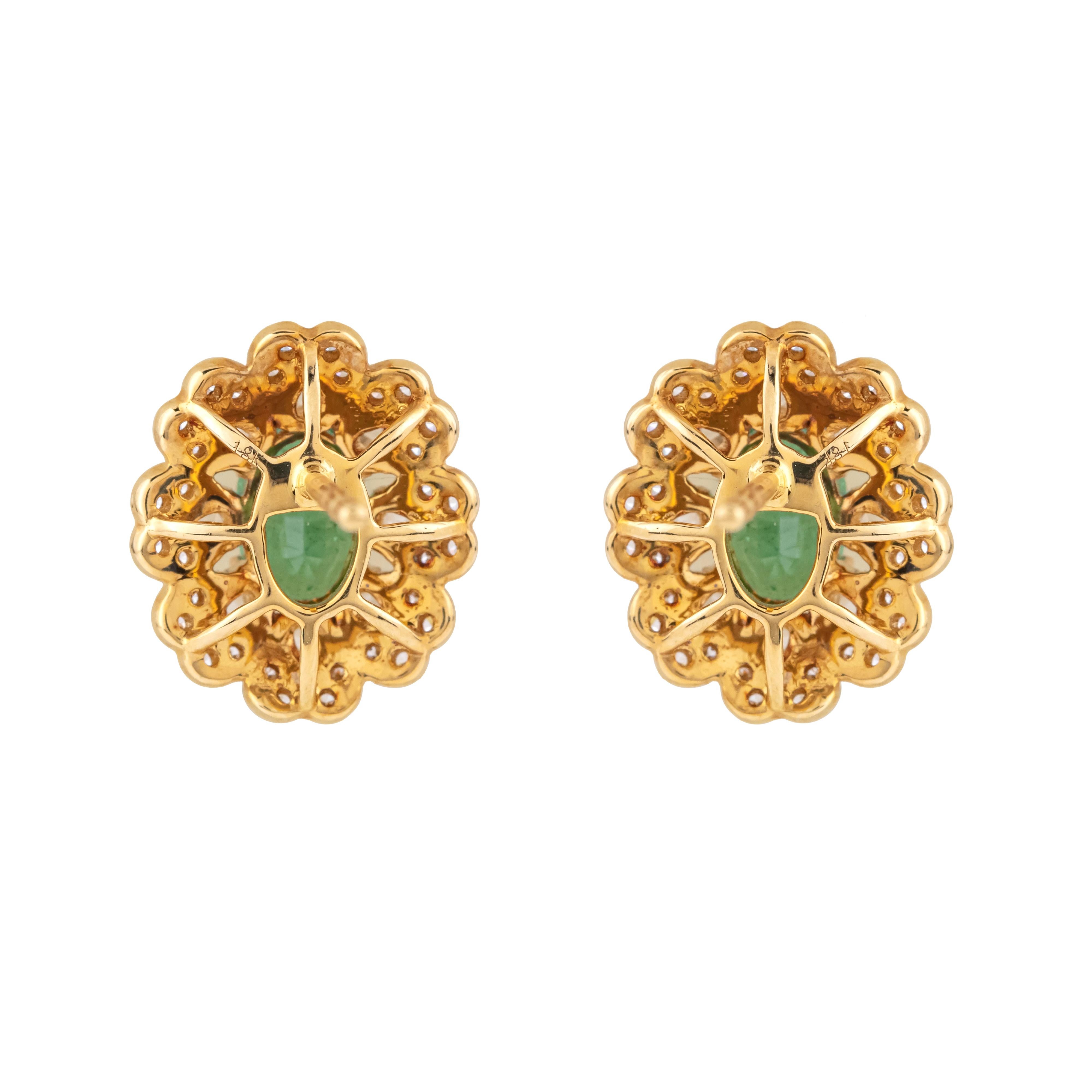 18 Karat Gold 1.49 Carat Diamond & Emerald Flower Stud Earrings In New Condition For Sale In Jaipur, IN