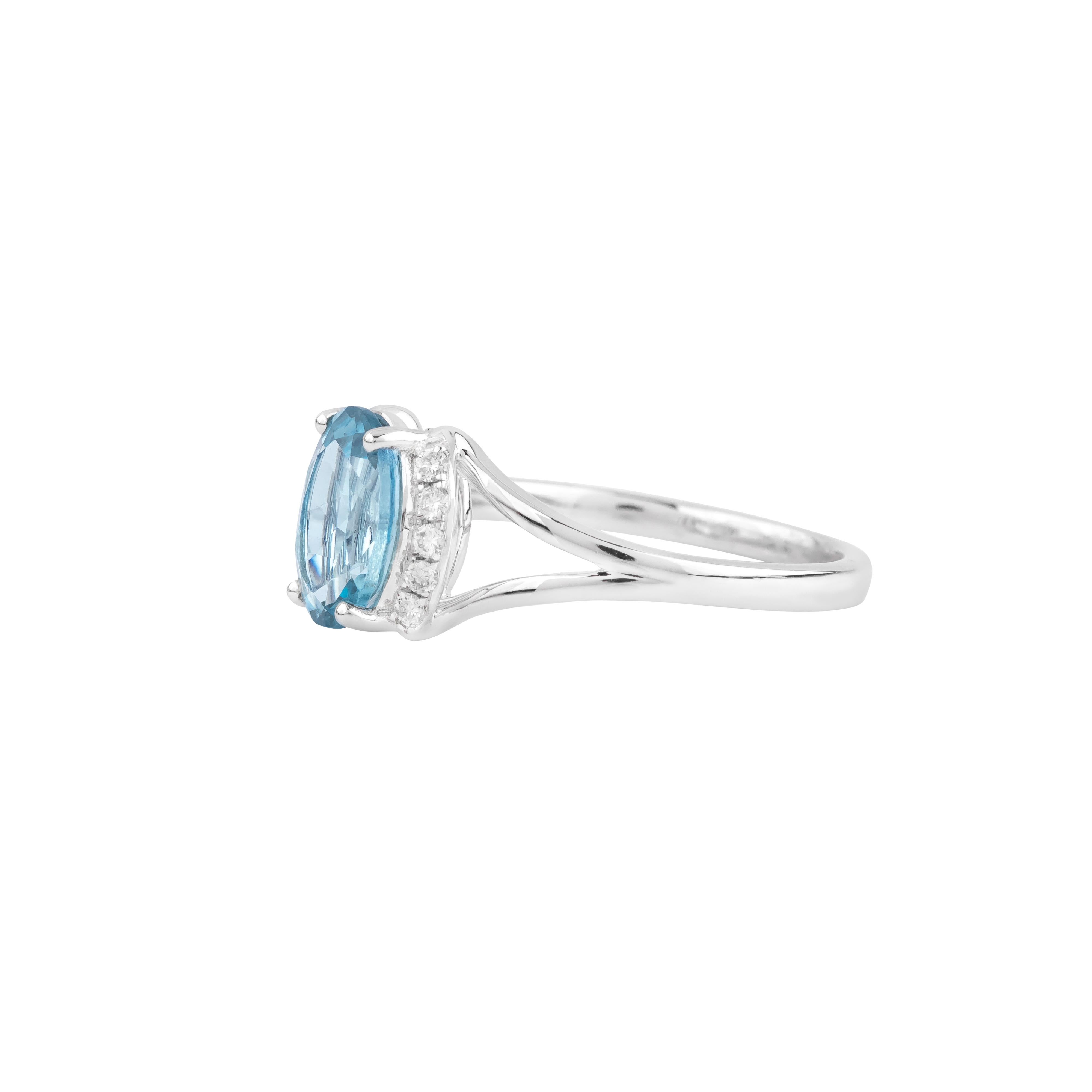 A fusion of elegance and contemporary flair, the 18 Karat Gold 1.5 Carat Diamond and Aquamarine Fashion Ring is a masterpiece of sophisticated design. At its center, a 1.5 carat aquamarine is expertly faceted to capture light from every angle,
