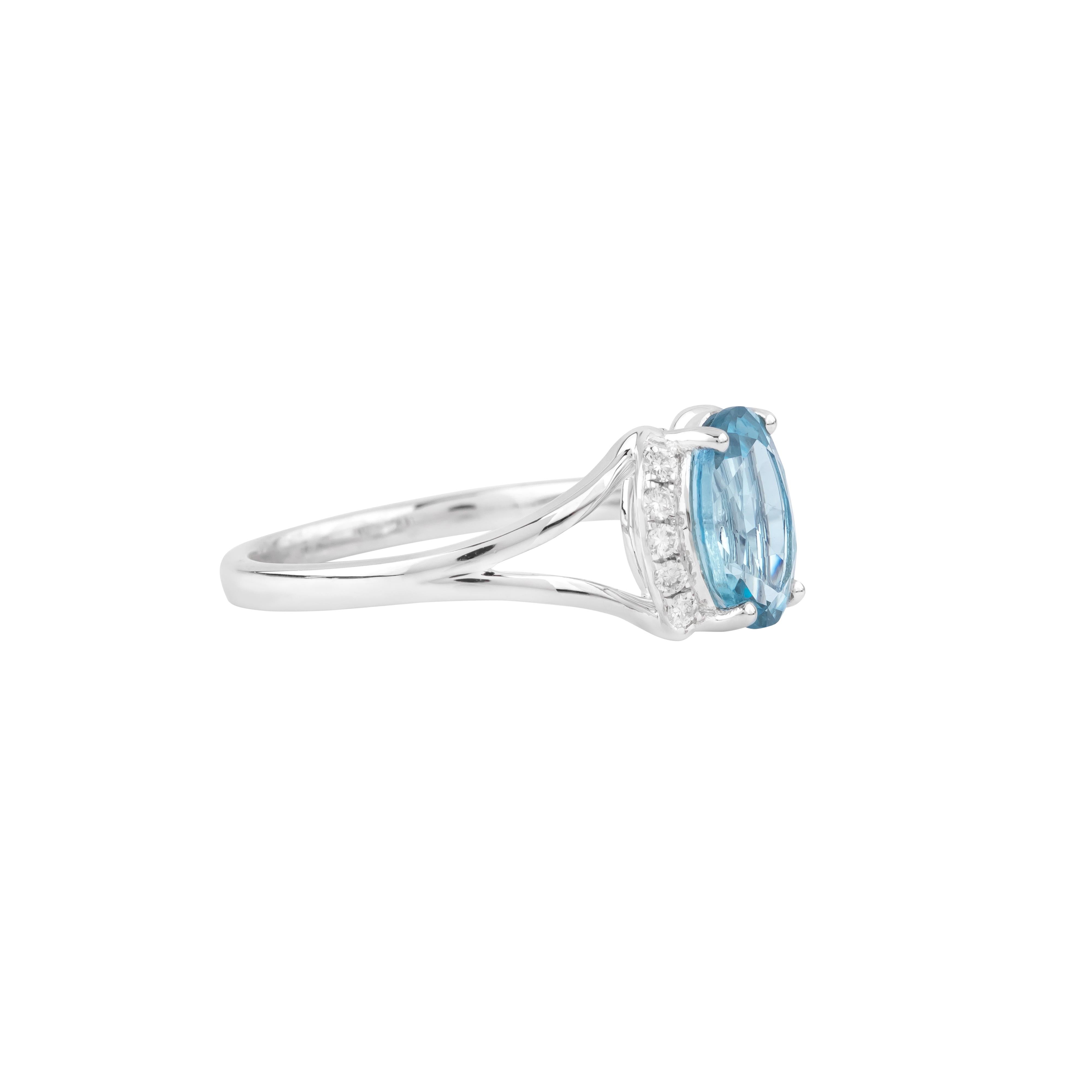 Contemporary 18 Karat Gold 1.5 Carat Diamond and Aquamarine Fashion Ring For Sale
