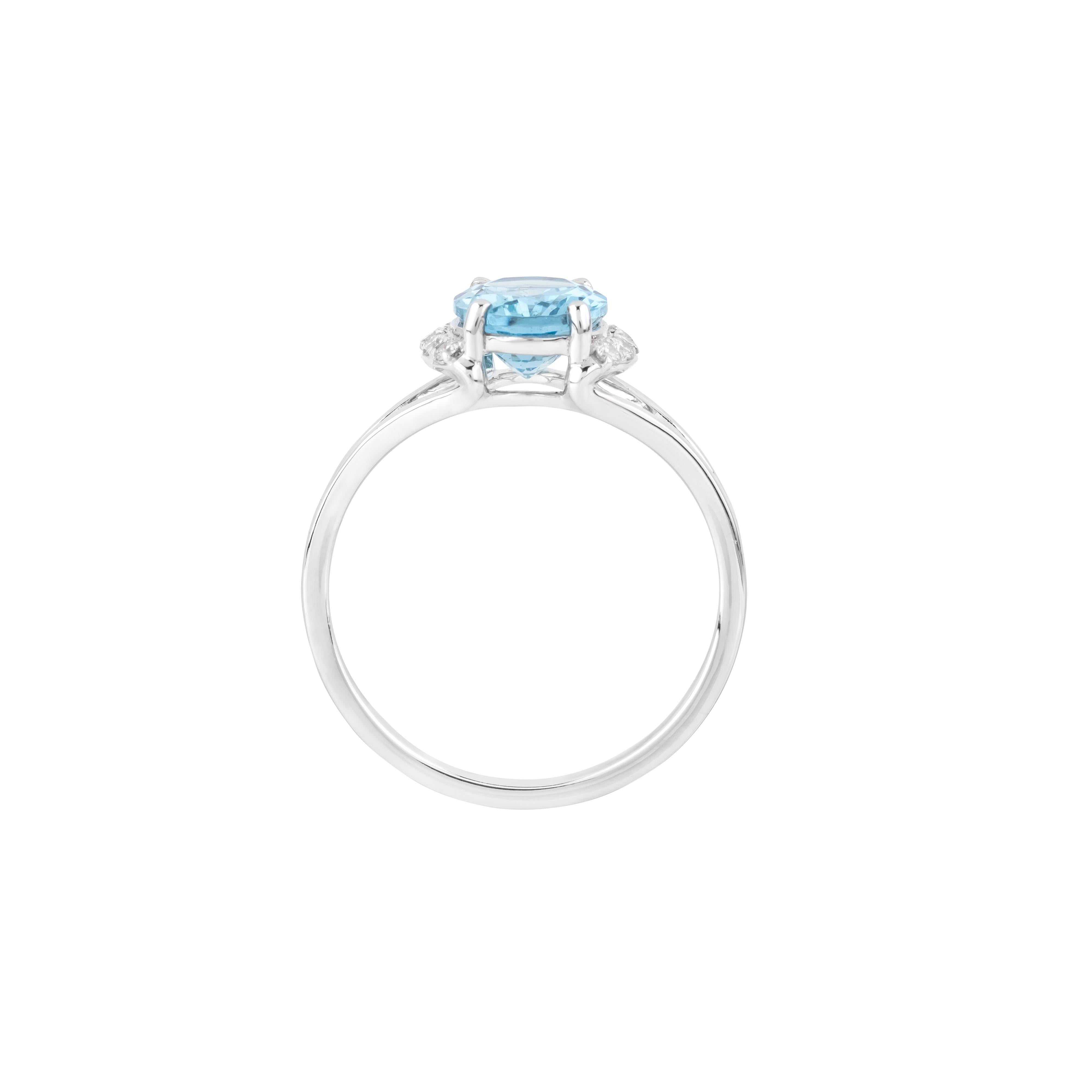 Brilliant Cut 18 Karat Gold 1.5 Carat Diamond and Aquamarine Fashion Ring For Sale