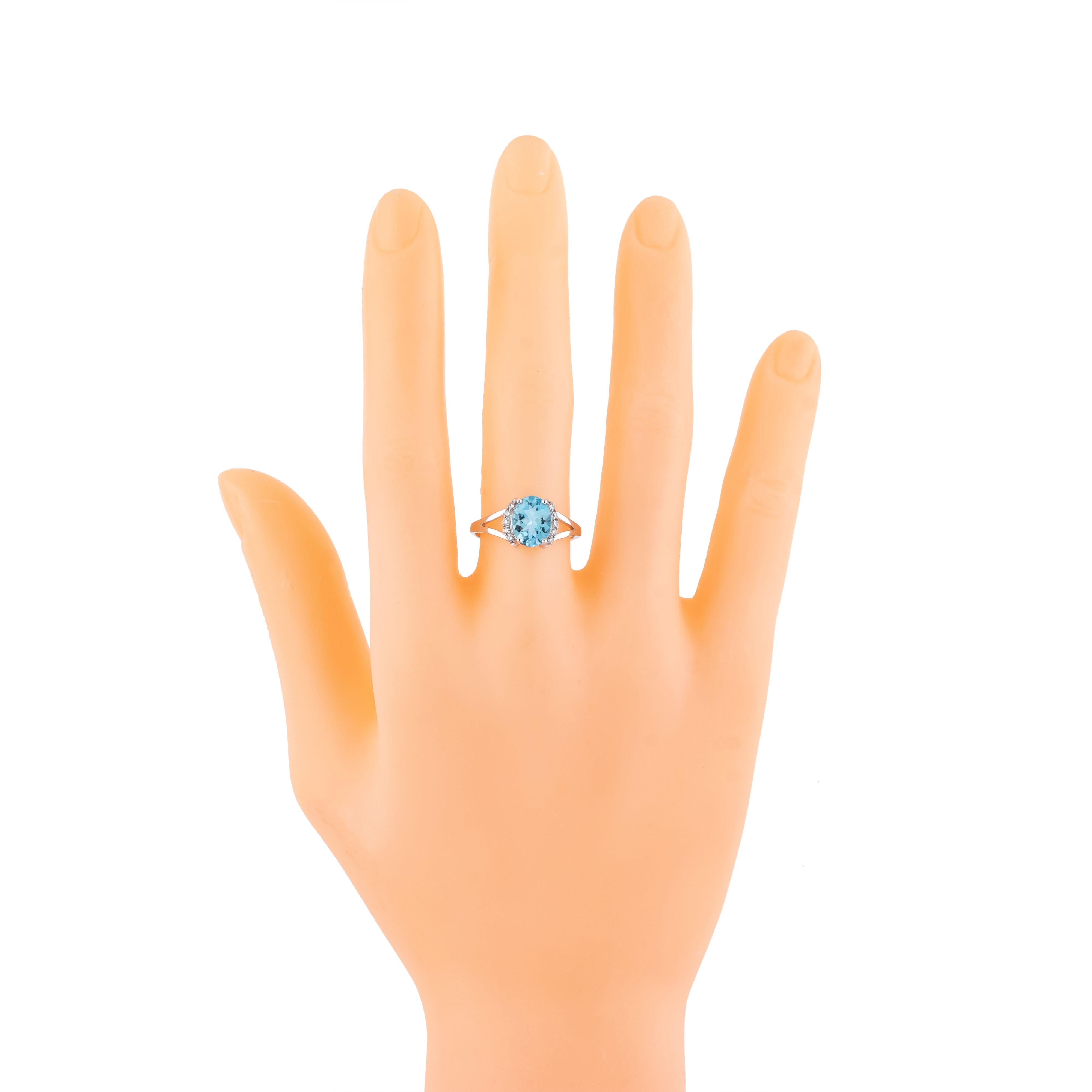 18 Karat Gold 1.5 Carat Diamond and Aquamarine Fashion Ring In New Condition For Sale In Jaipur, IN