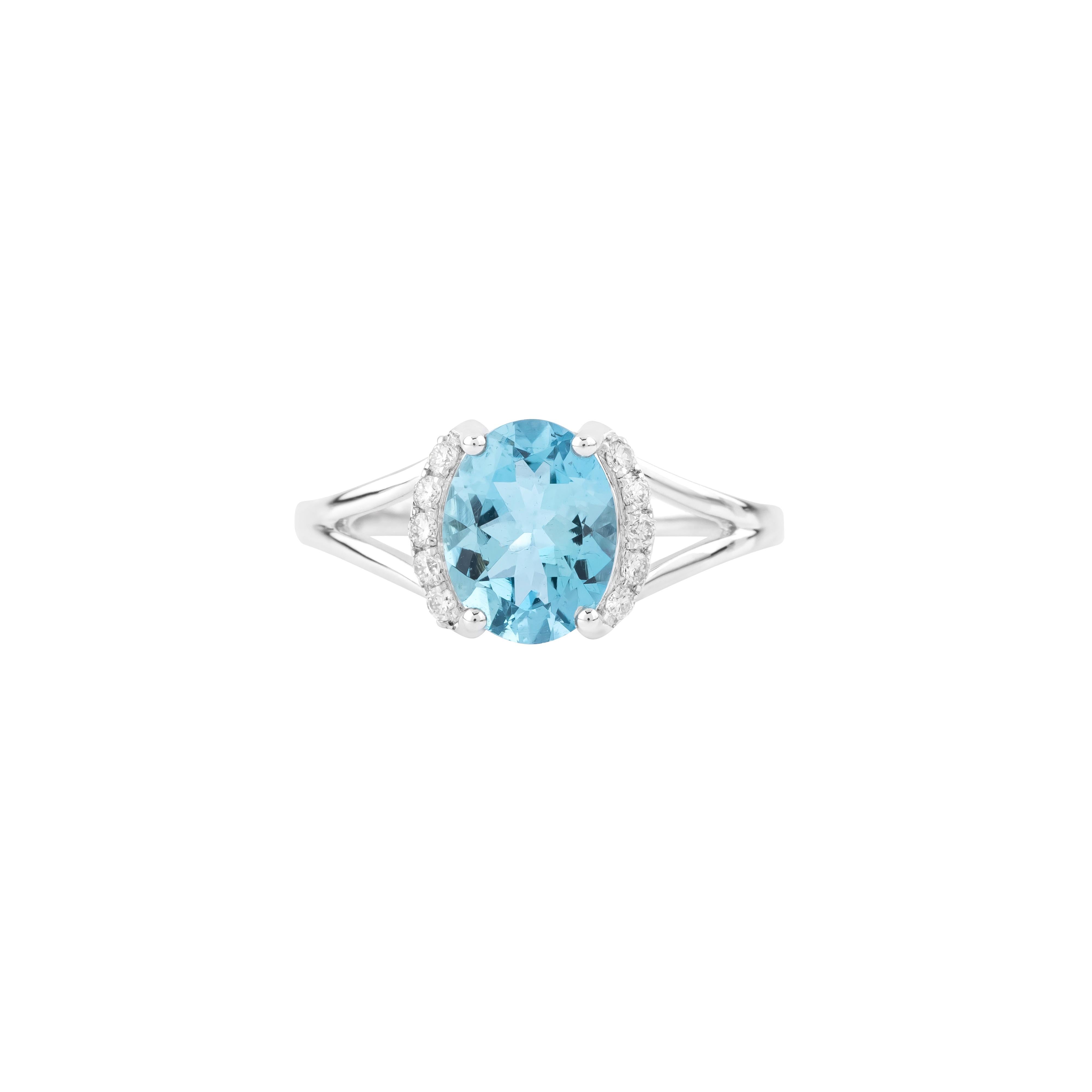 Women's 18 Karat Gold 1.5 Carat Diamond and Aquamarine Fashion Ring For Sale