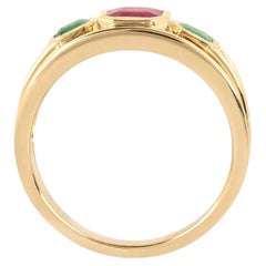 Ring aus 18-Karat-Gold mit einem Smaragd und einem Rubin von insgesamt 1,51 Karat im „Three-Stone“-Design