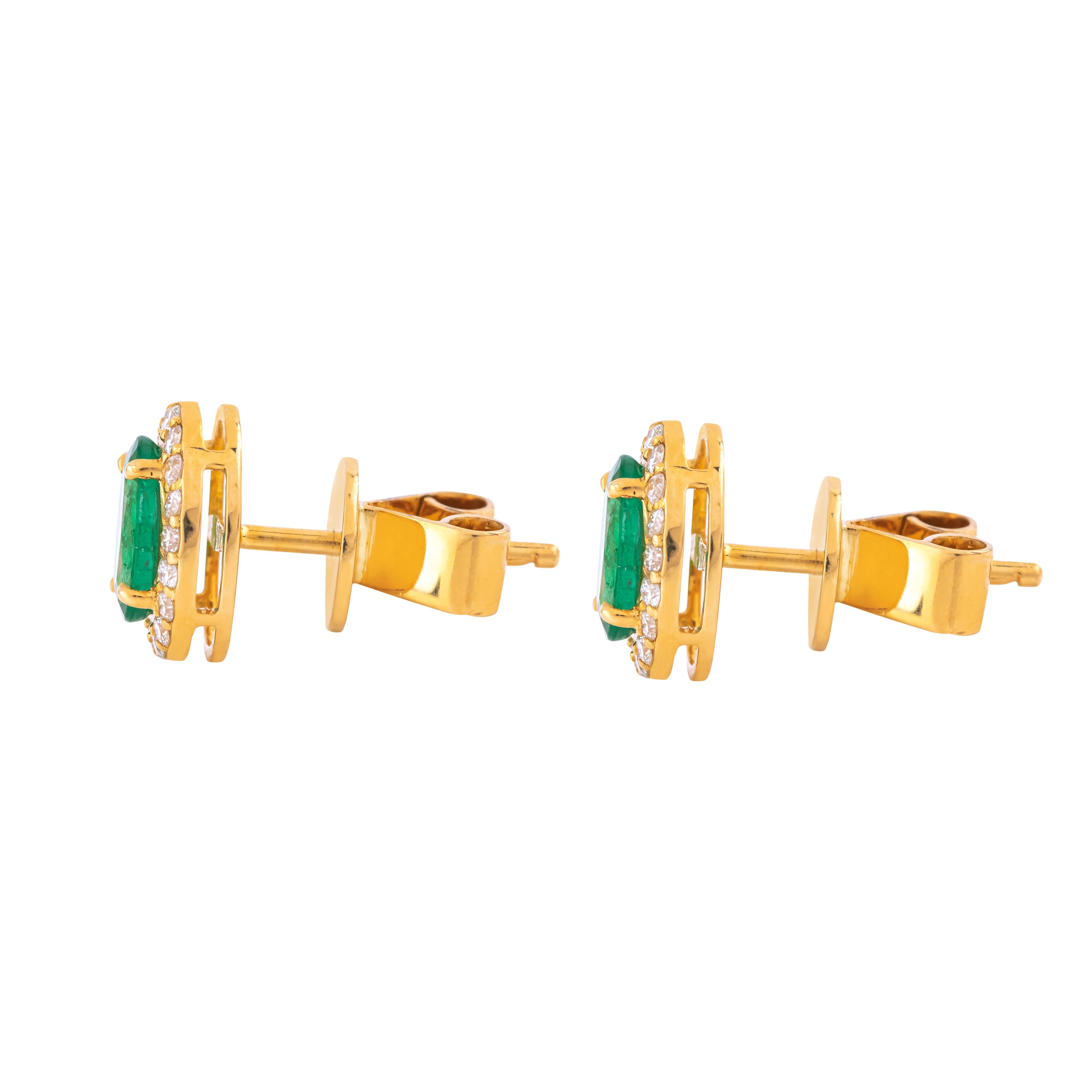 Contemporary 18 Karat Gold 1.51 Carat Emerald & Diamond Stud Earrings For Sale