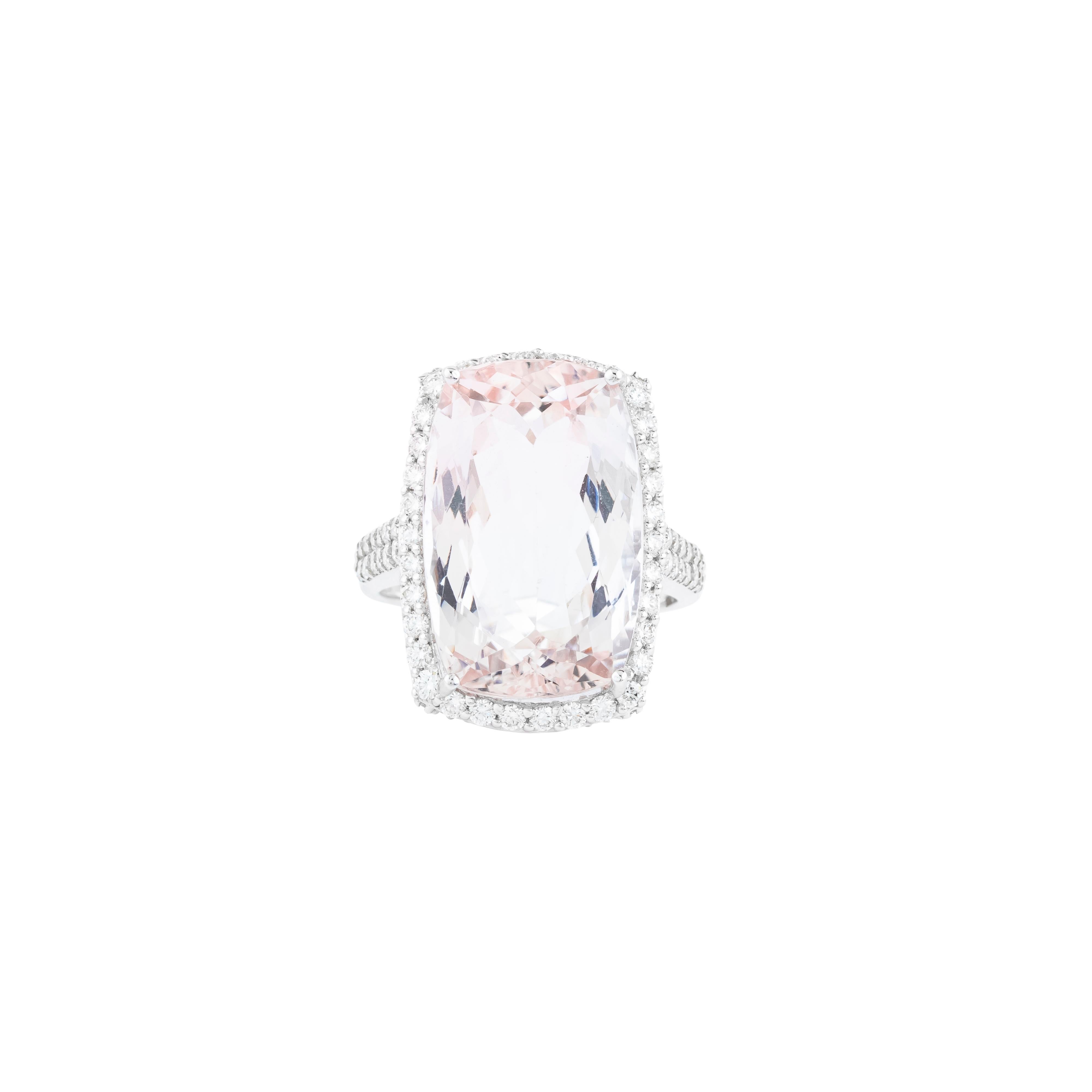 Contemporary 18 Karat Gold 15.36 Carat Morganite and Diamond Solitaire Ring For Sale