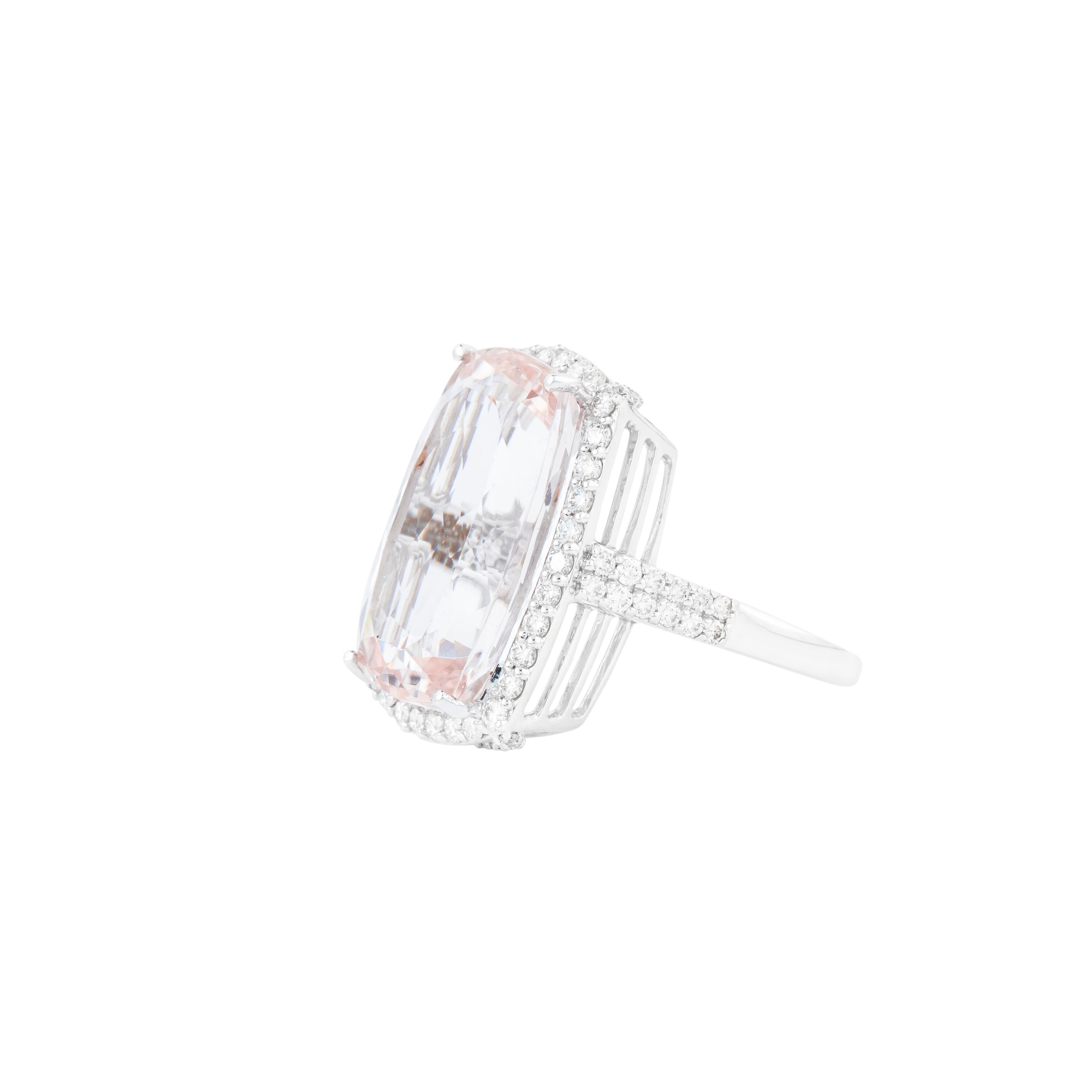 Brilliant Cut 18 Karat Gold 15.36 Carat Morganite and Diamond Solitaire Ring For Sale