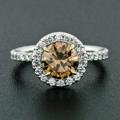 Anillo solitario con halo de oro de 18 quilates y un diamante de 1,56 quilates, clasificado como «Fancy Orange Brown» por el GIA